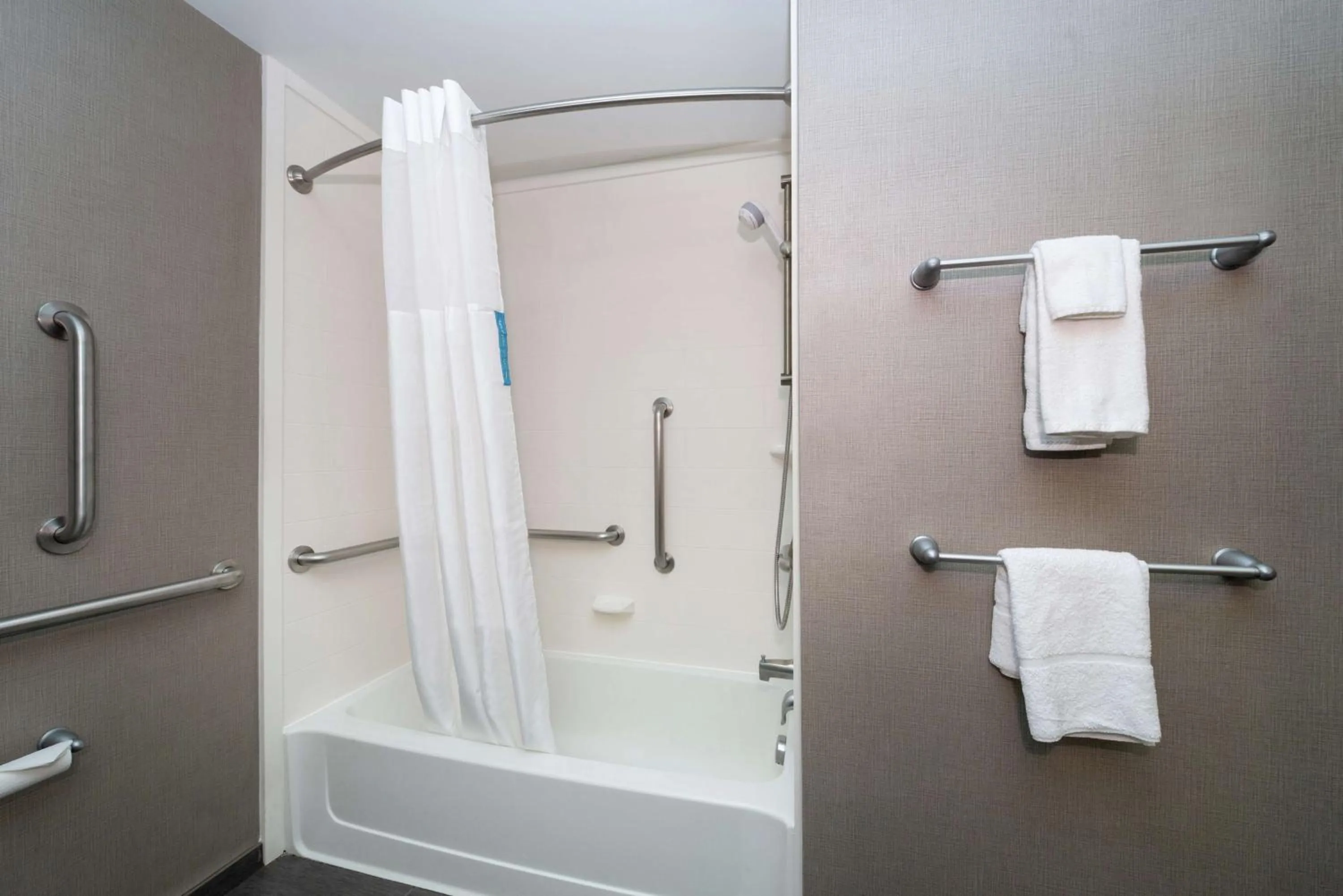 Bathroom in Hampton Inn & Suites Greensboro/Coliseum Area