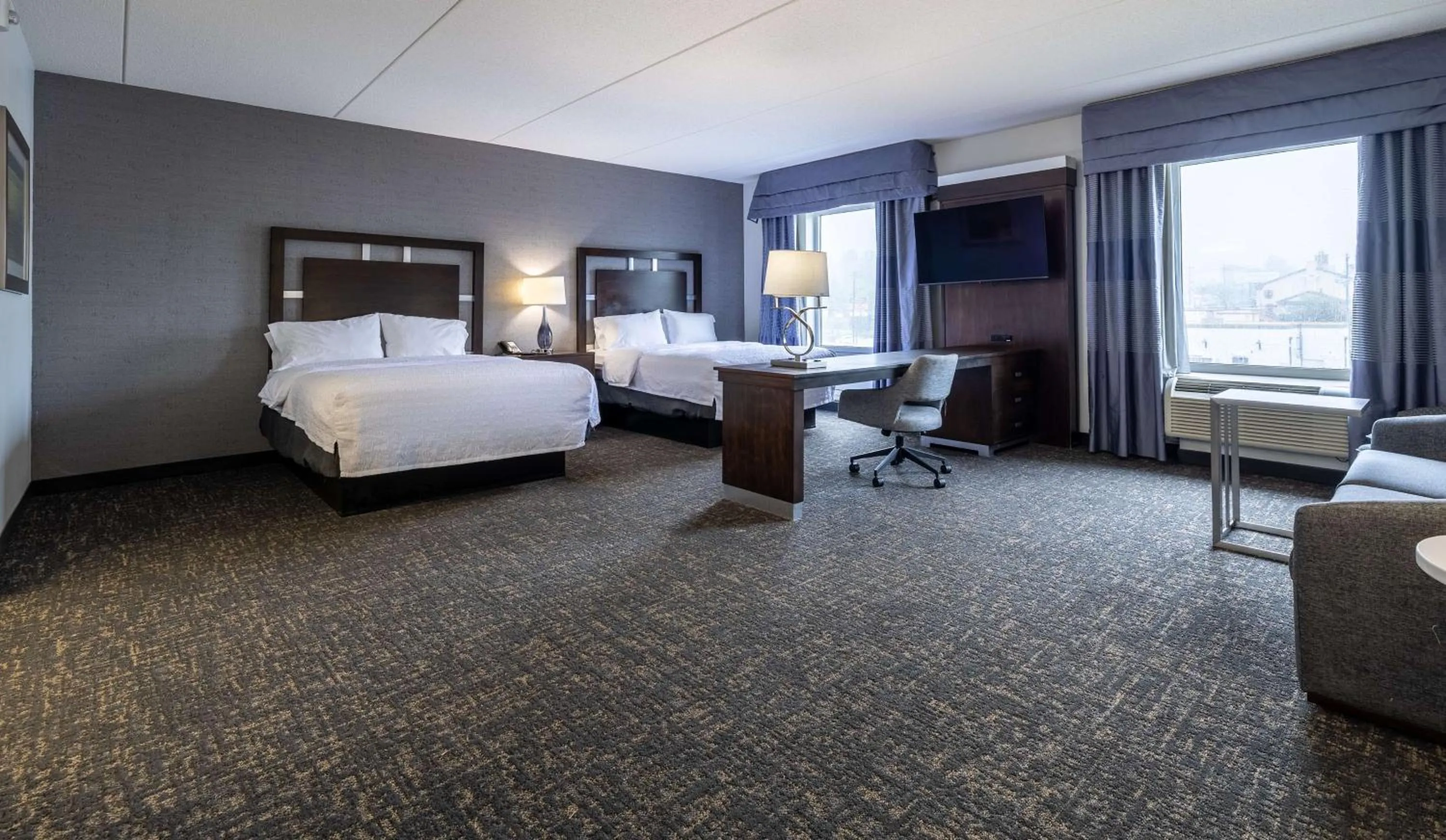 Bedroom, Bed in Hampton Inn & Suites Greensboro/Coliseum Area