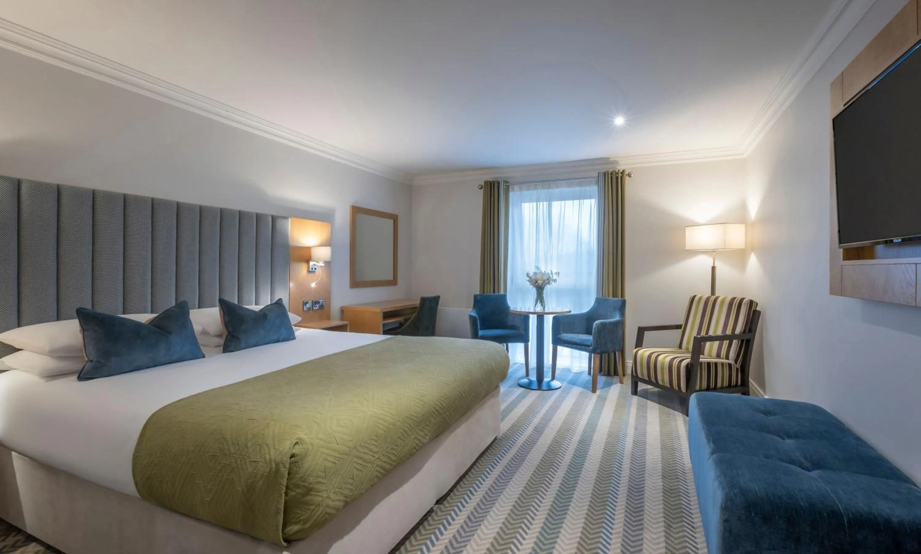 Bedroom, Bed in Killarney Heights Hotel