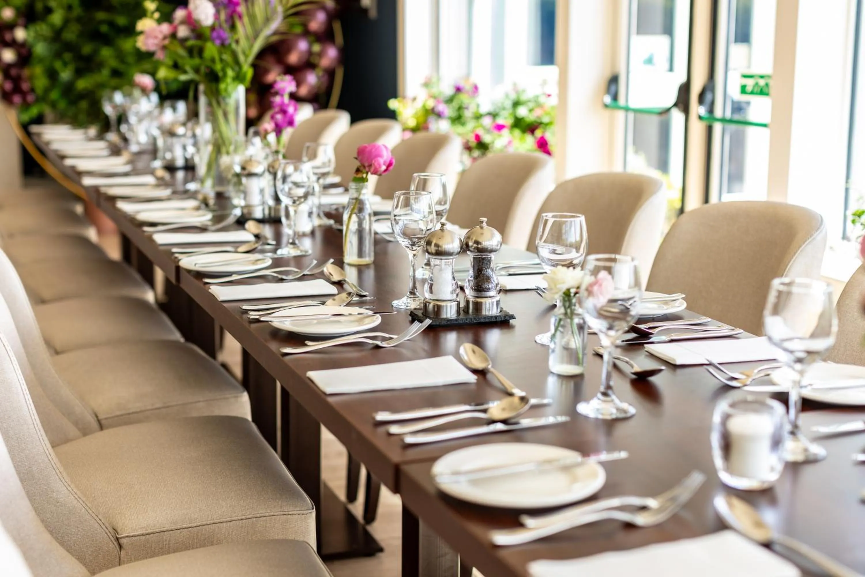 Restaurant/places to eat in Killarney Heights Hotel