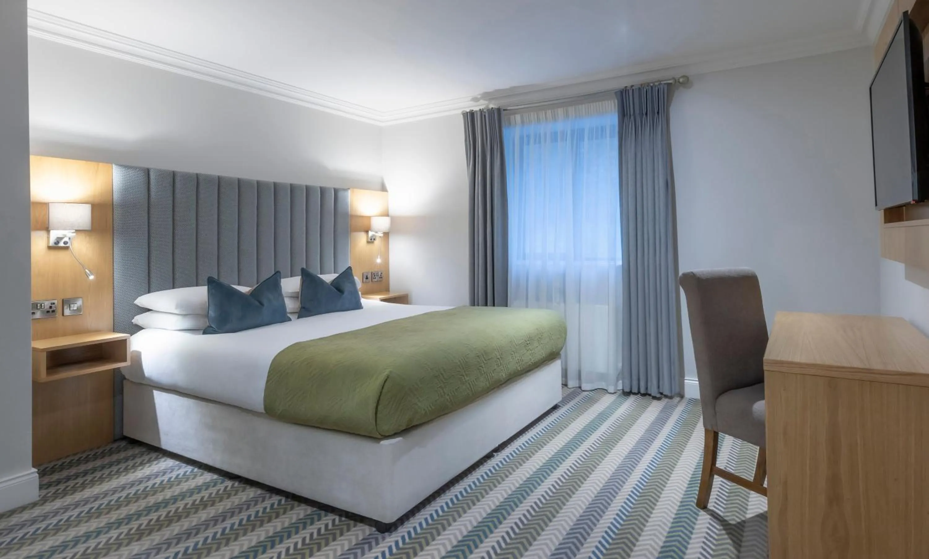 Bedroom, Bed in Killarney Heights Hotel