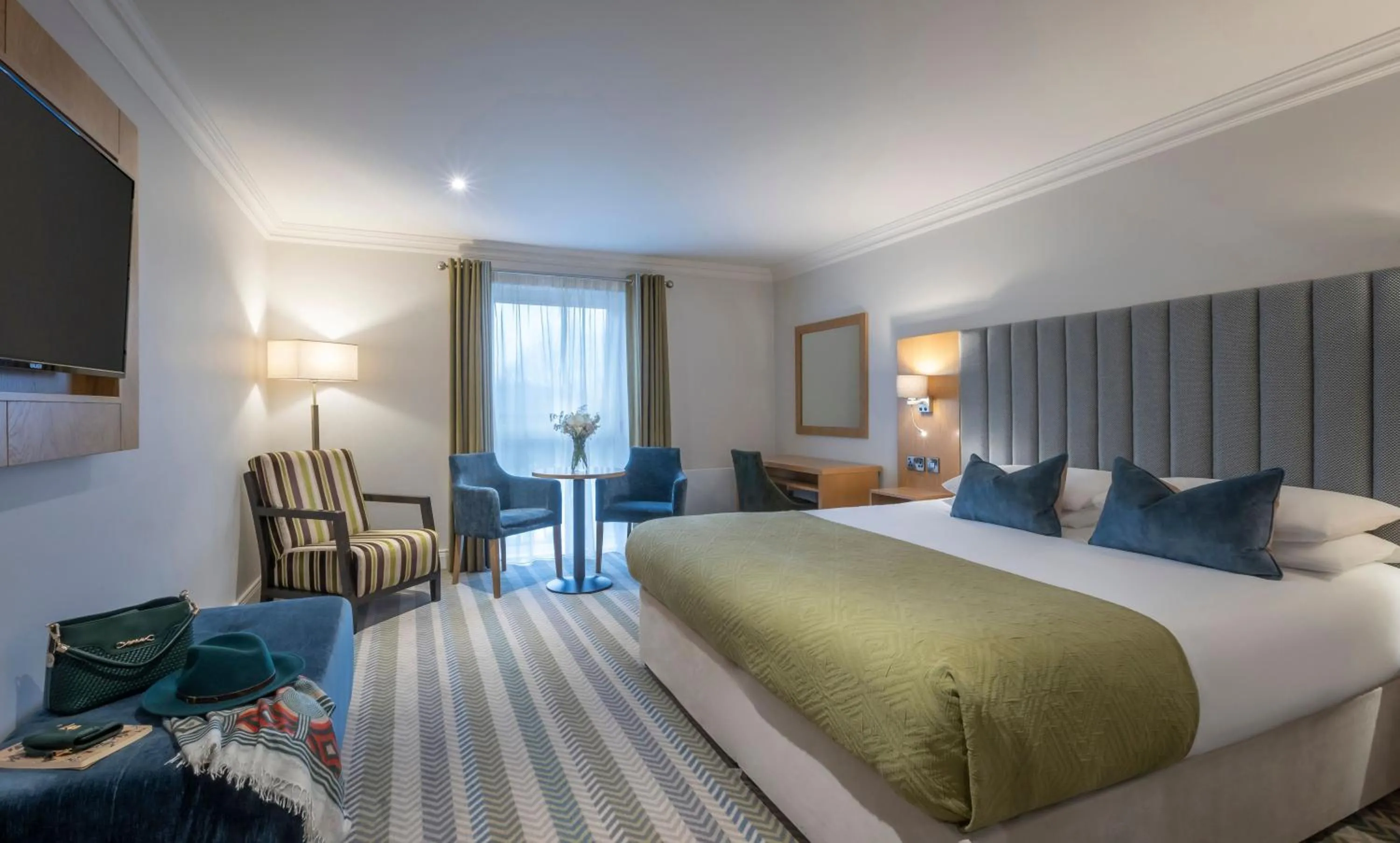 Bedroom, Bed in Killarney Heights Hotel