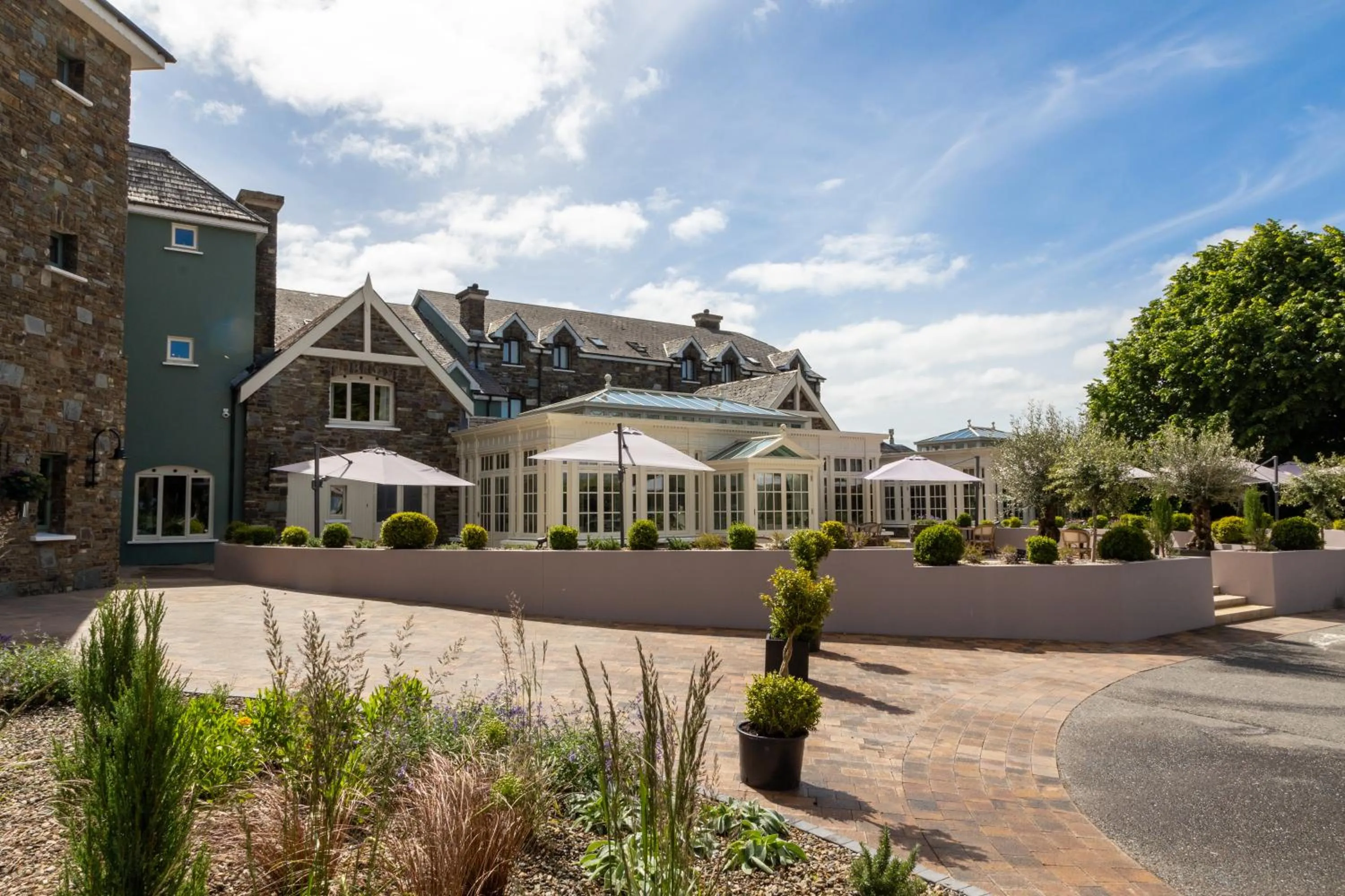 Property building in Killarney Heights Hotel