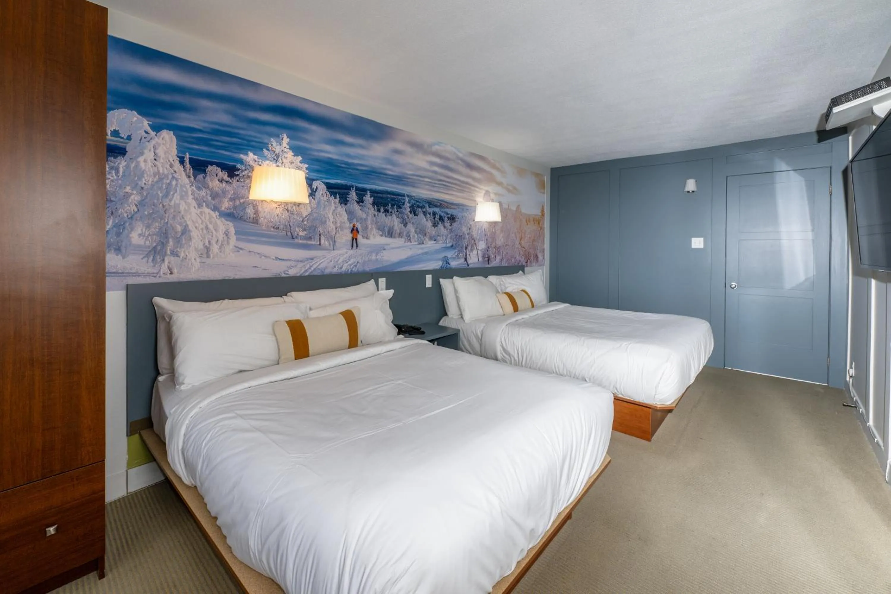 Photo of the whole room, Bed in Clarion Pointe La Malbaie