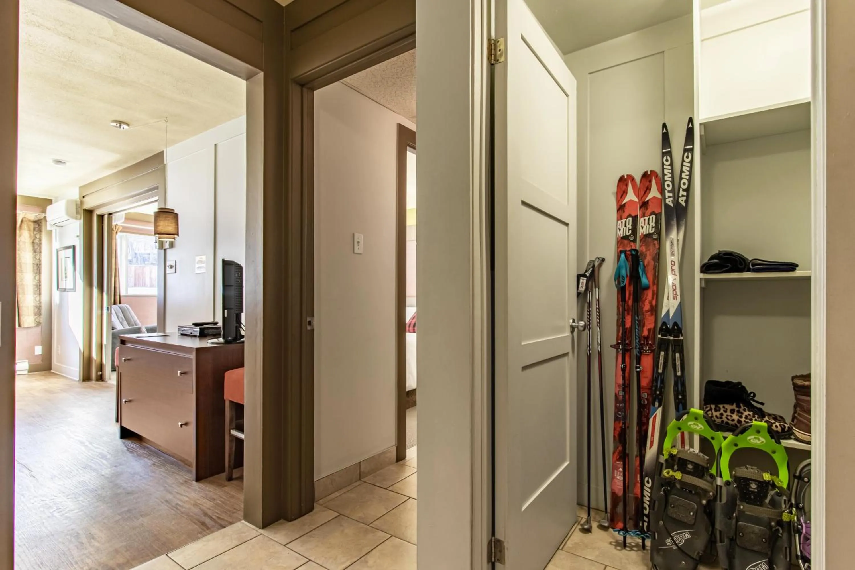 Photo of the whole room in Clarion Pointe La Malbaie