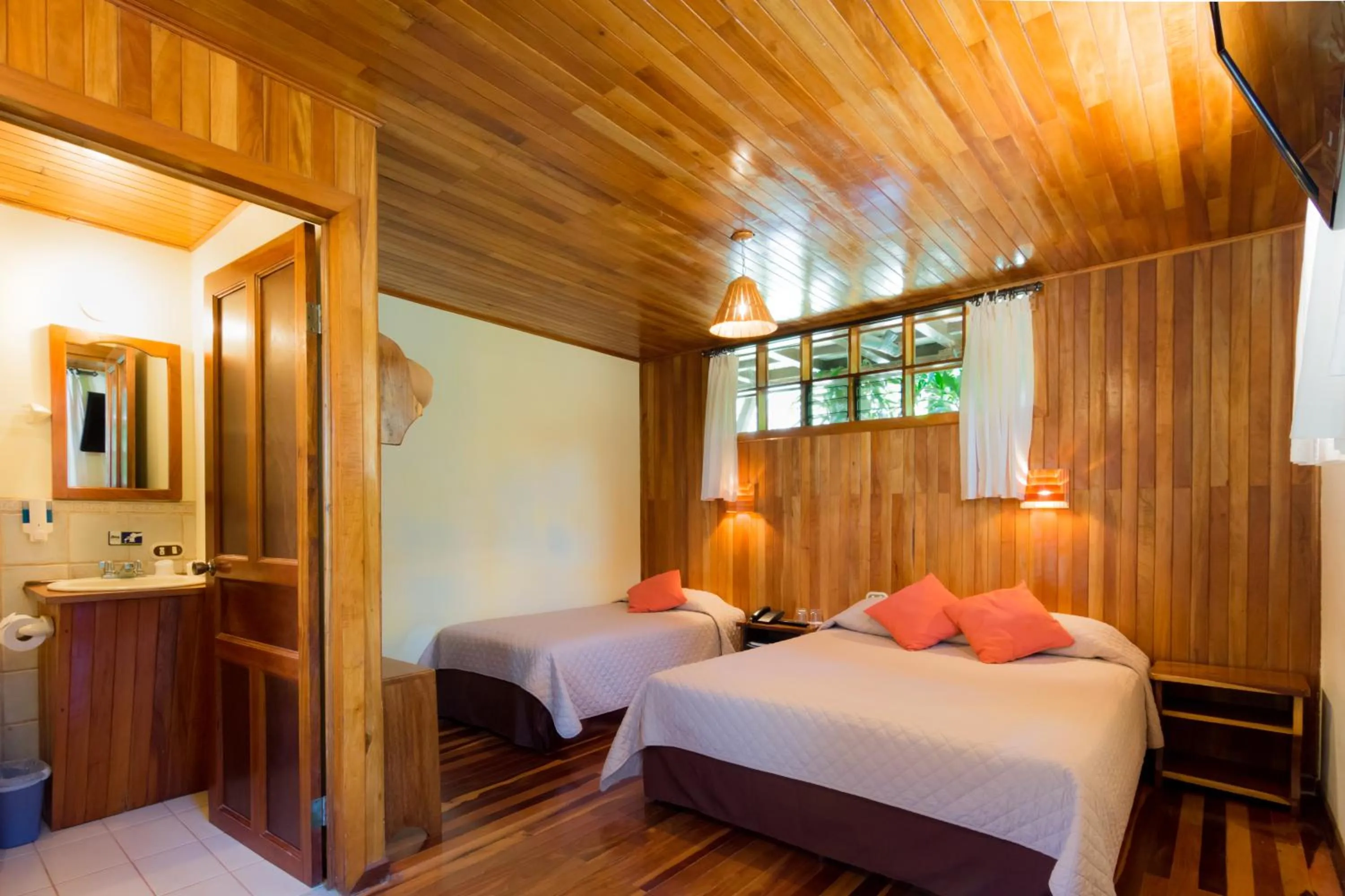 Bedroom, Bed in Monteverde Country Lodge - Costa Rica