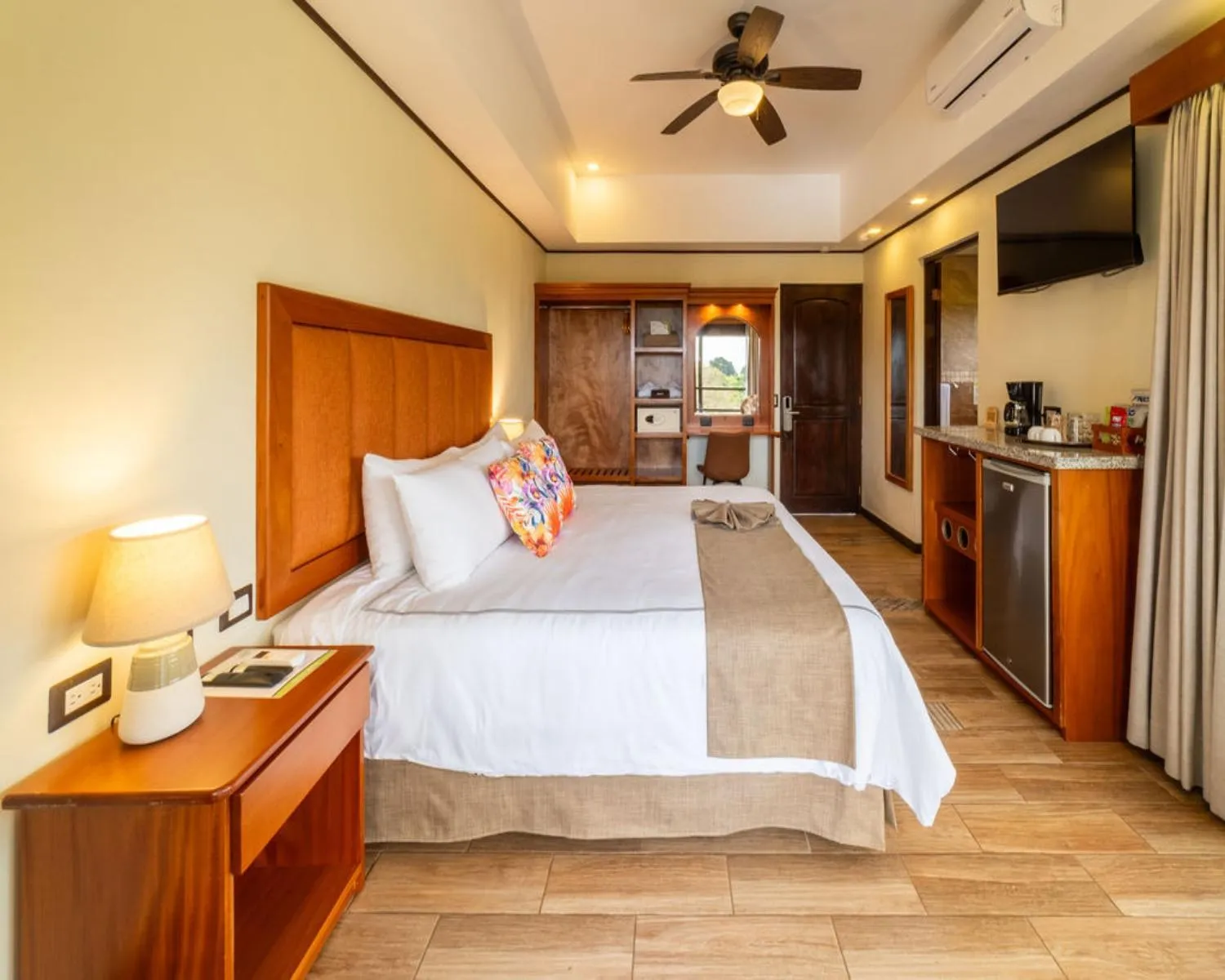 Photo of the whole room, Bed in Hotel & Spa Poco a Poco - Costa Rica