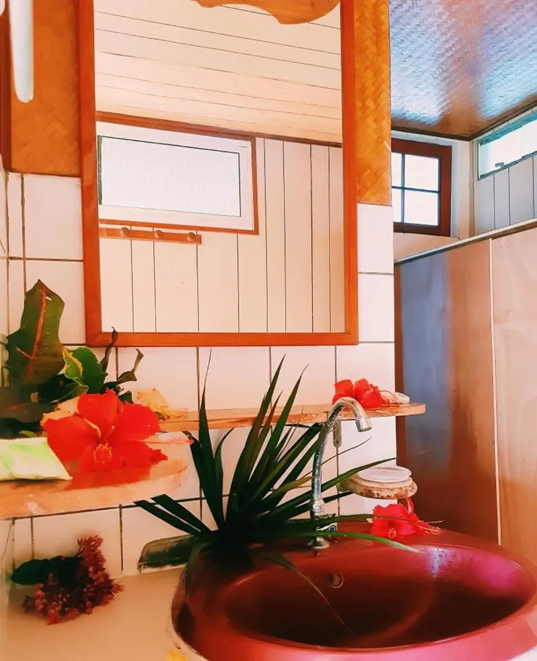 Bathroom in Fare Edith Moorea