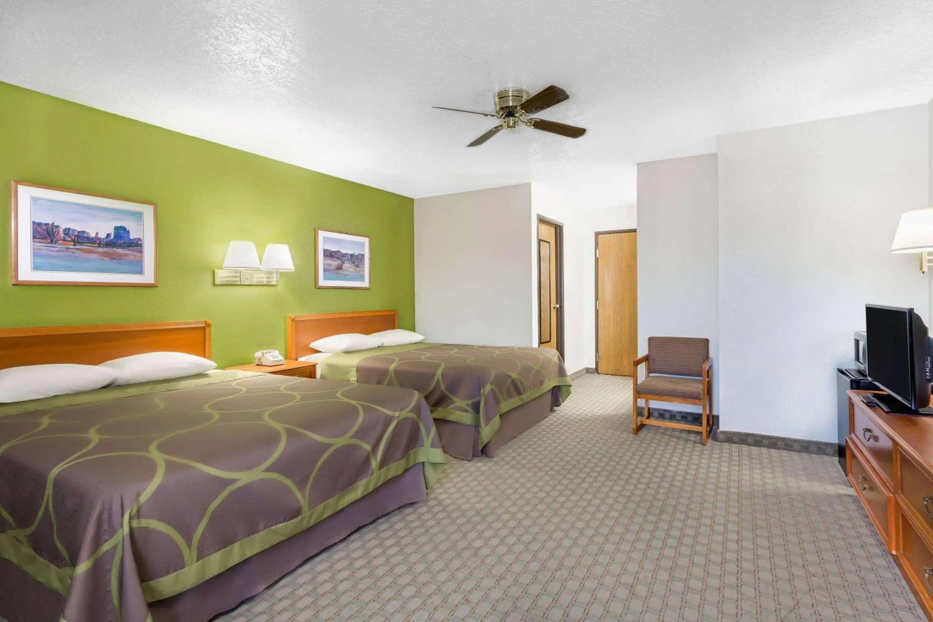 Photo of the whole room, Bed in Super 8 by Wyndham Price