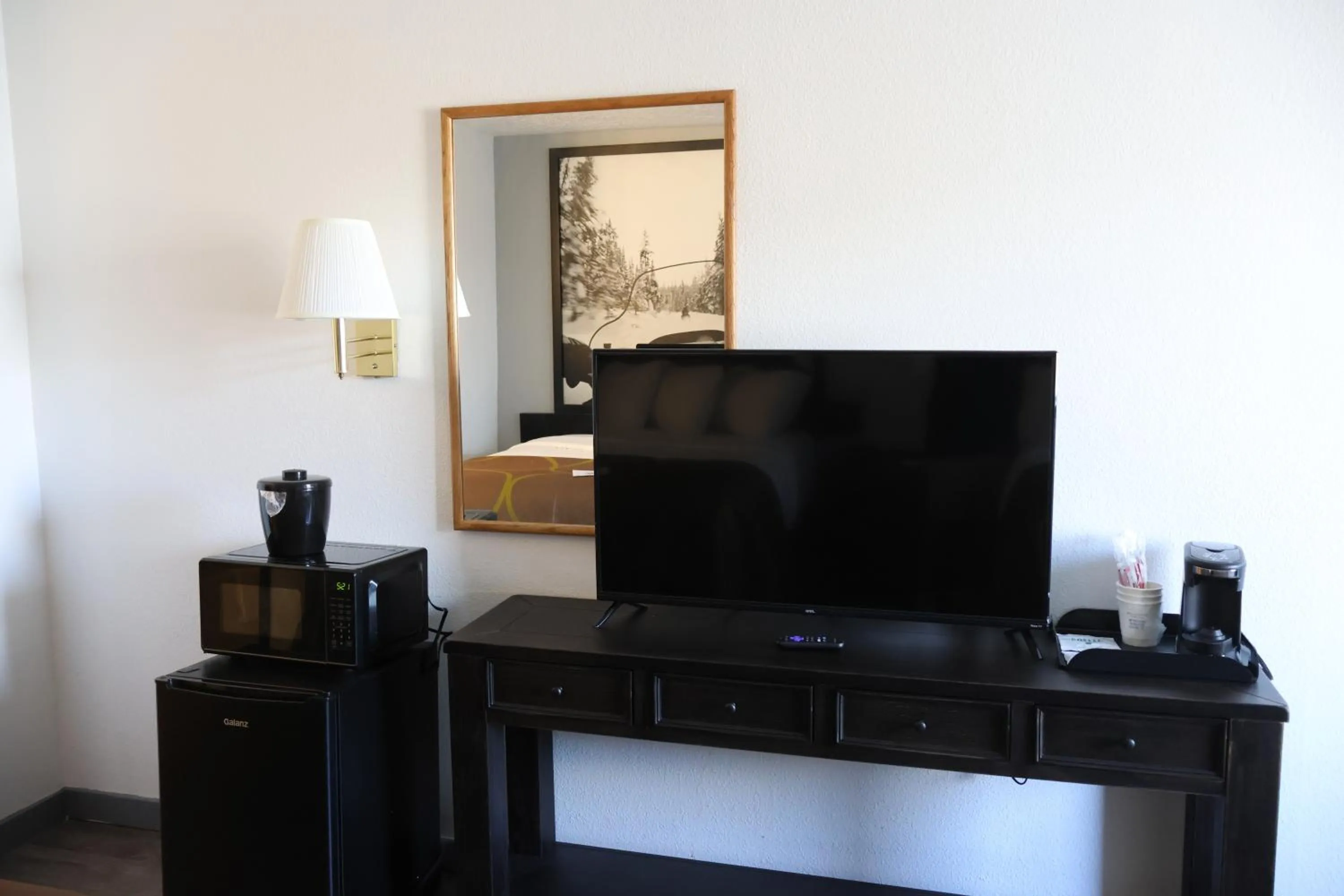 TV and multimedia in Super 8 by Wyndham Price