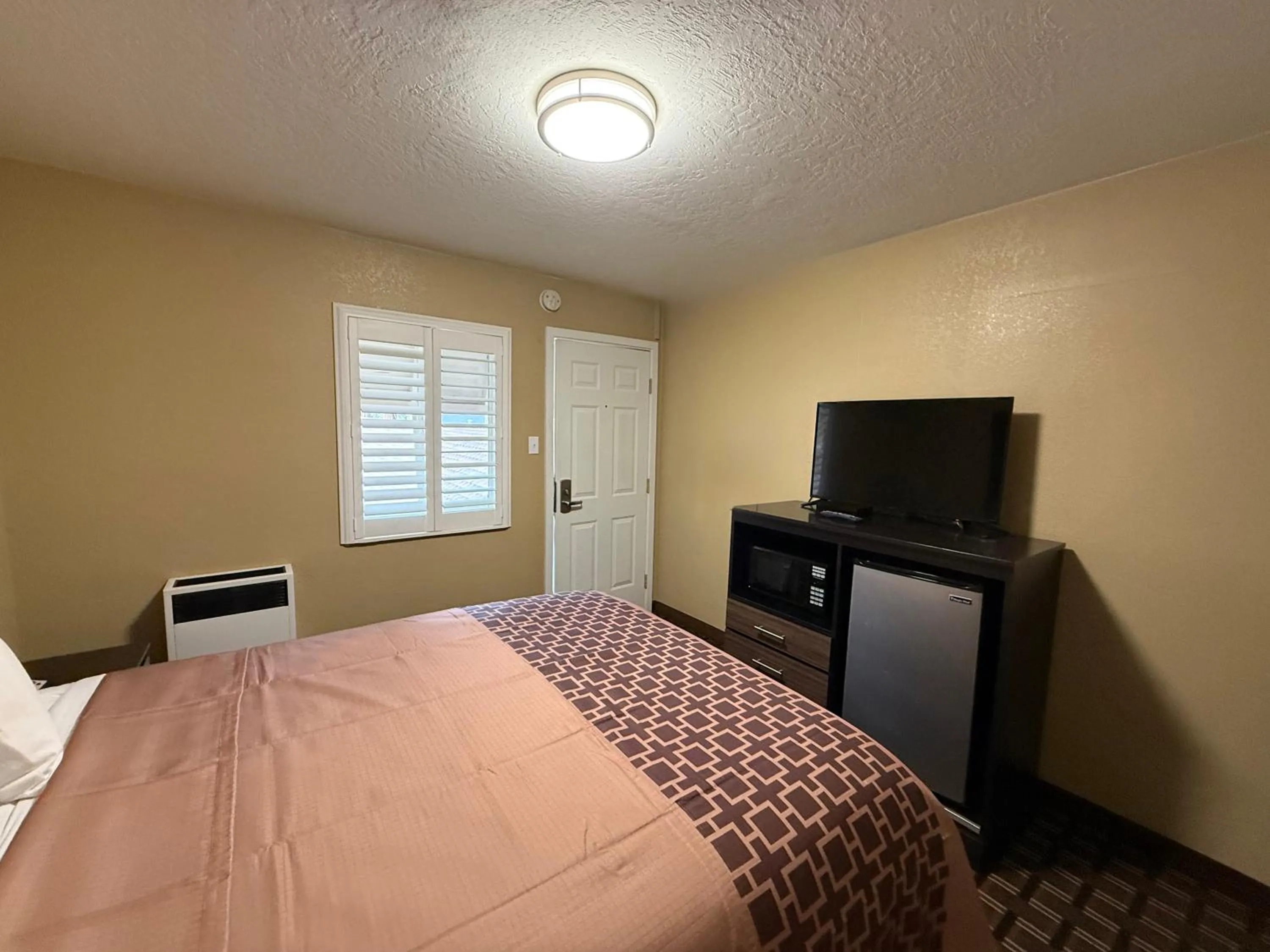 Bed in Tahoe Sands Inn