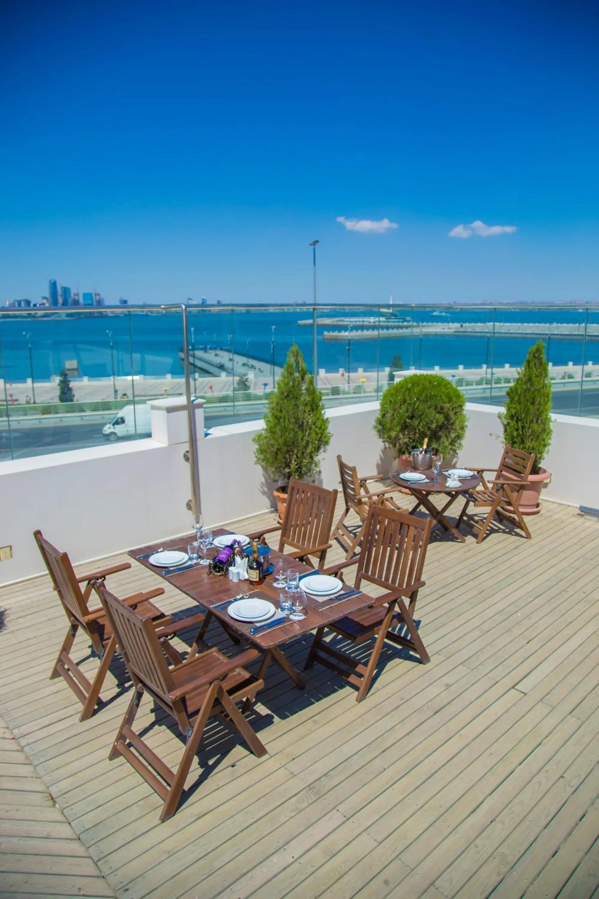 Restaurant/places to eat in Golden Coast Hotel