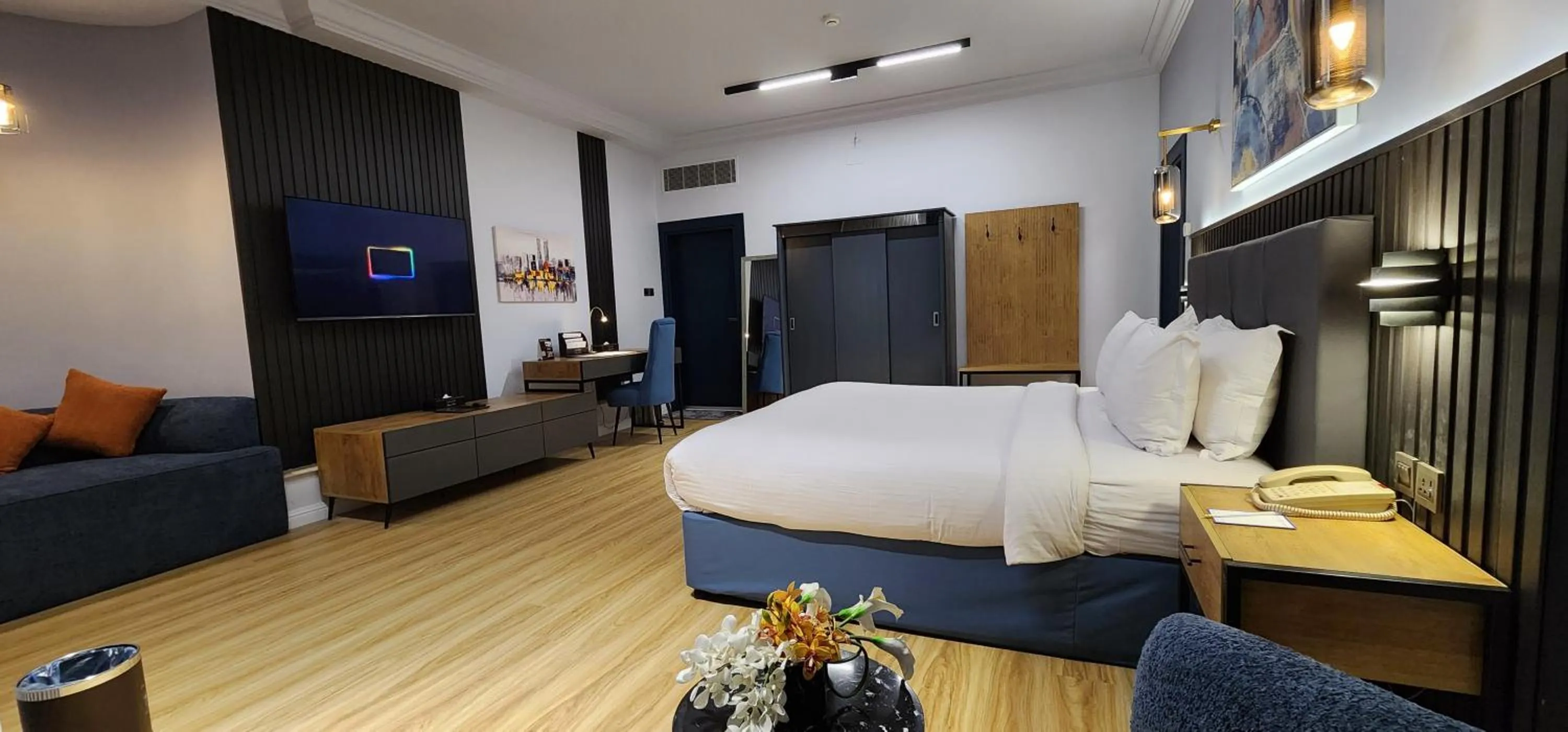 Photo of the whole room, Bed in Qasr Al Sahab