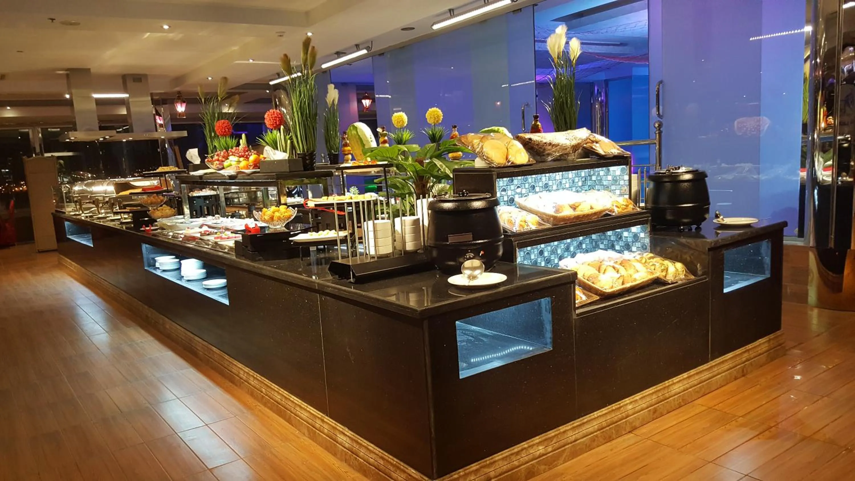 Restaurant/places to eat in Qasr Al Sahab