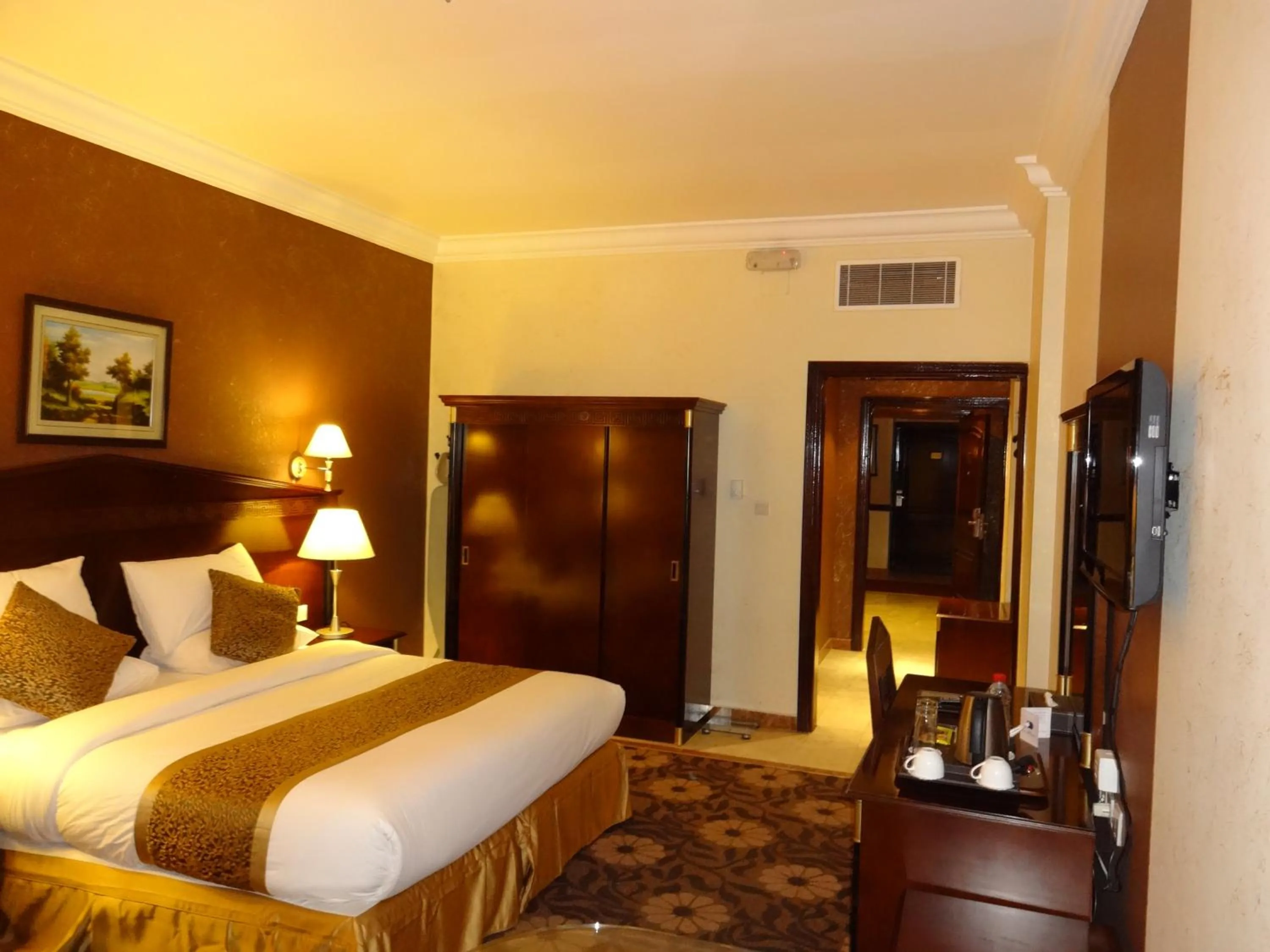 Photo of the whole room, Bed in Qasr Al Sahab