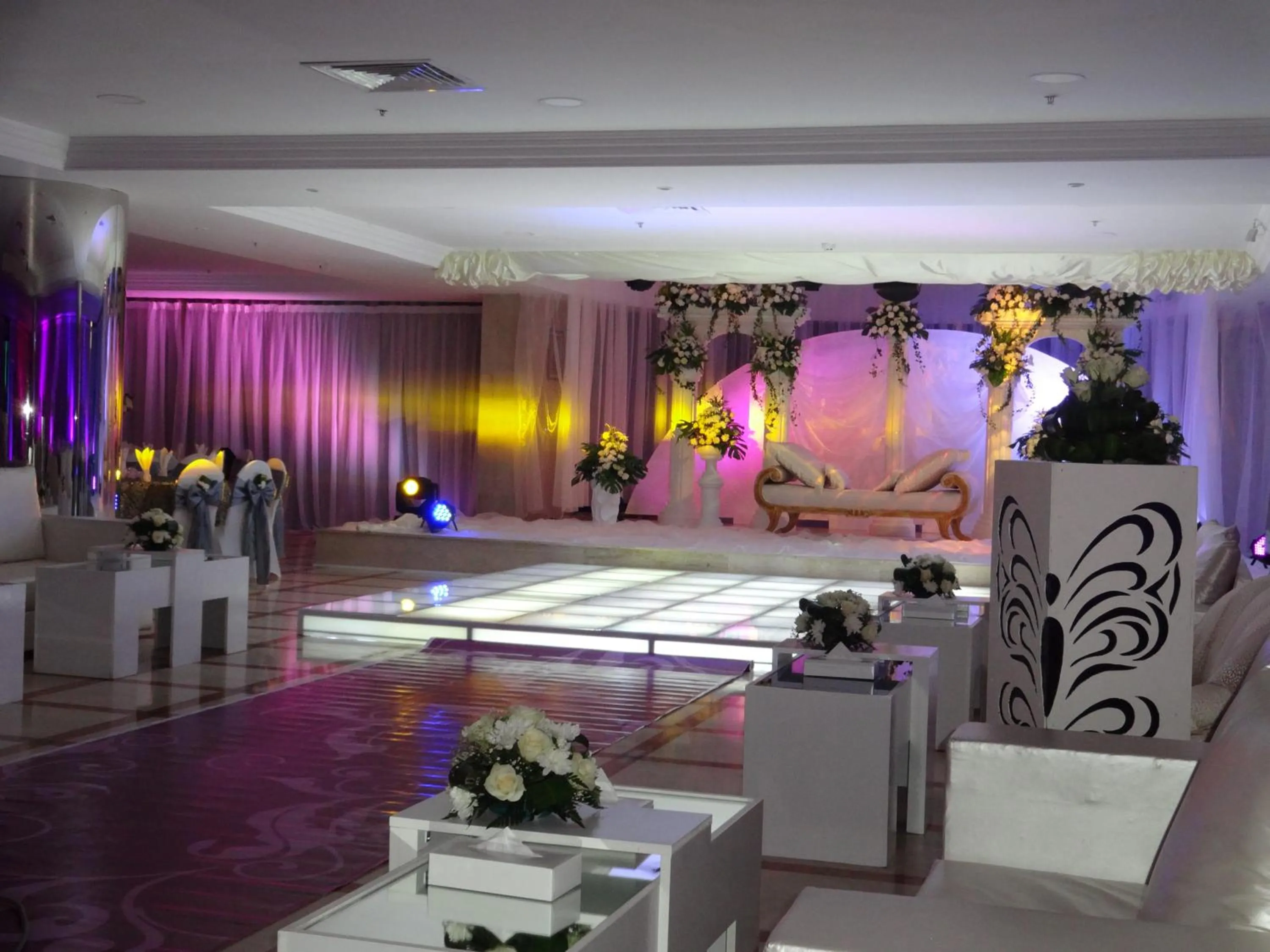 Business facilities in Qasr Al Sahab