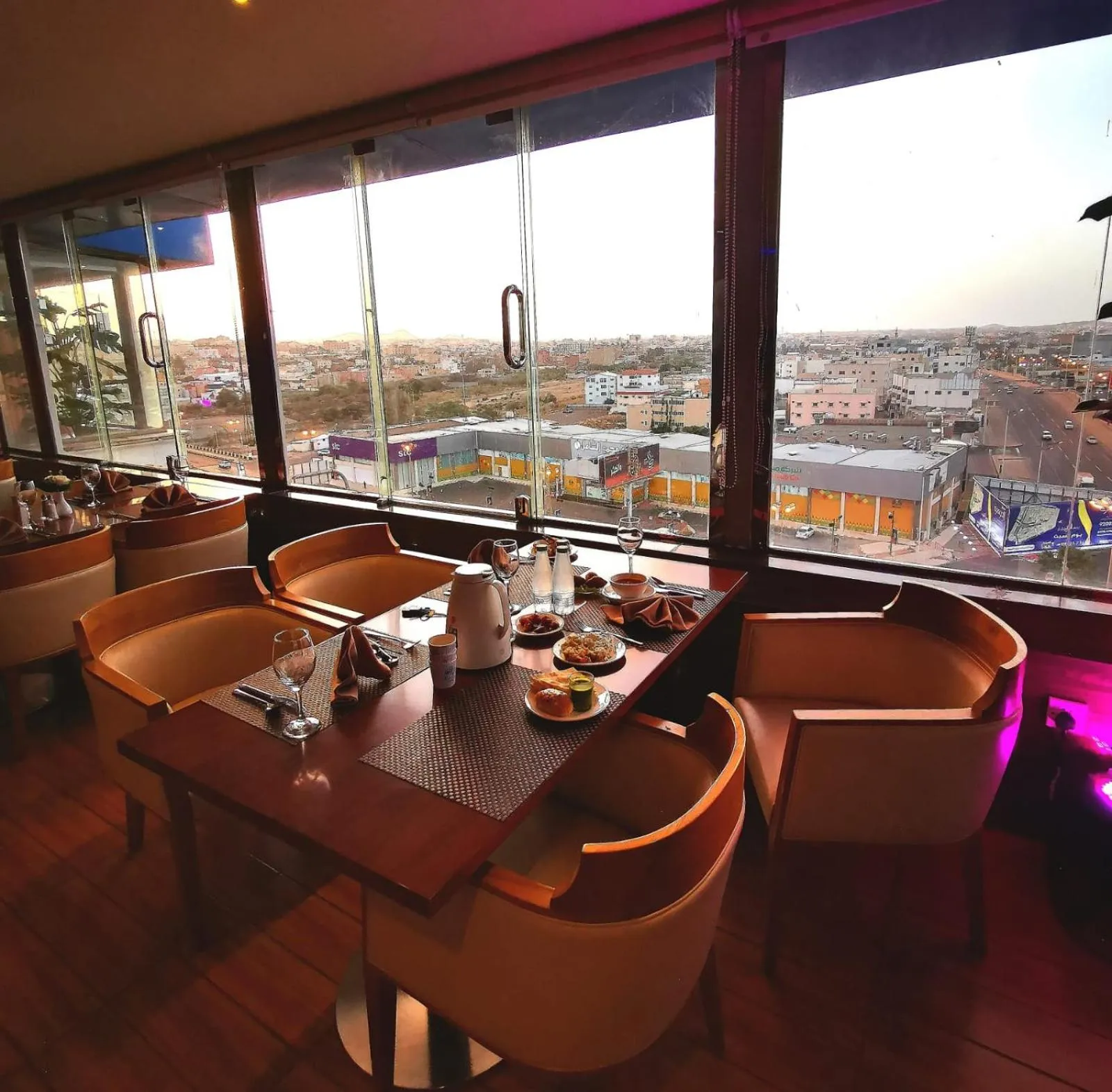 Restaurant/places to eat in Qasr Al Sahab