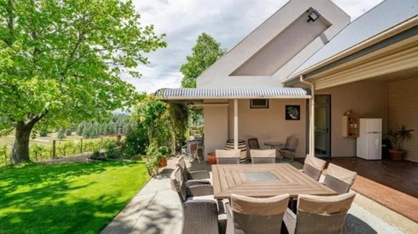 Hawkdun Rise Vineyard & Accommodation