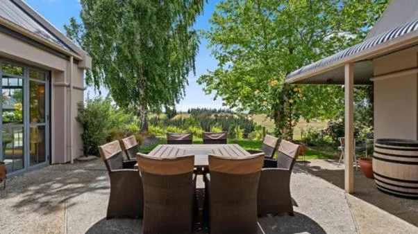 Hawkdun Rise Vineyard & Accommodation