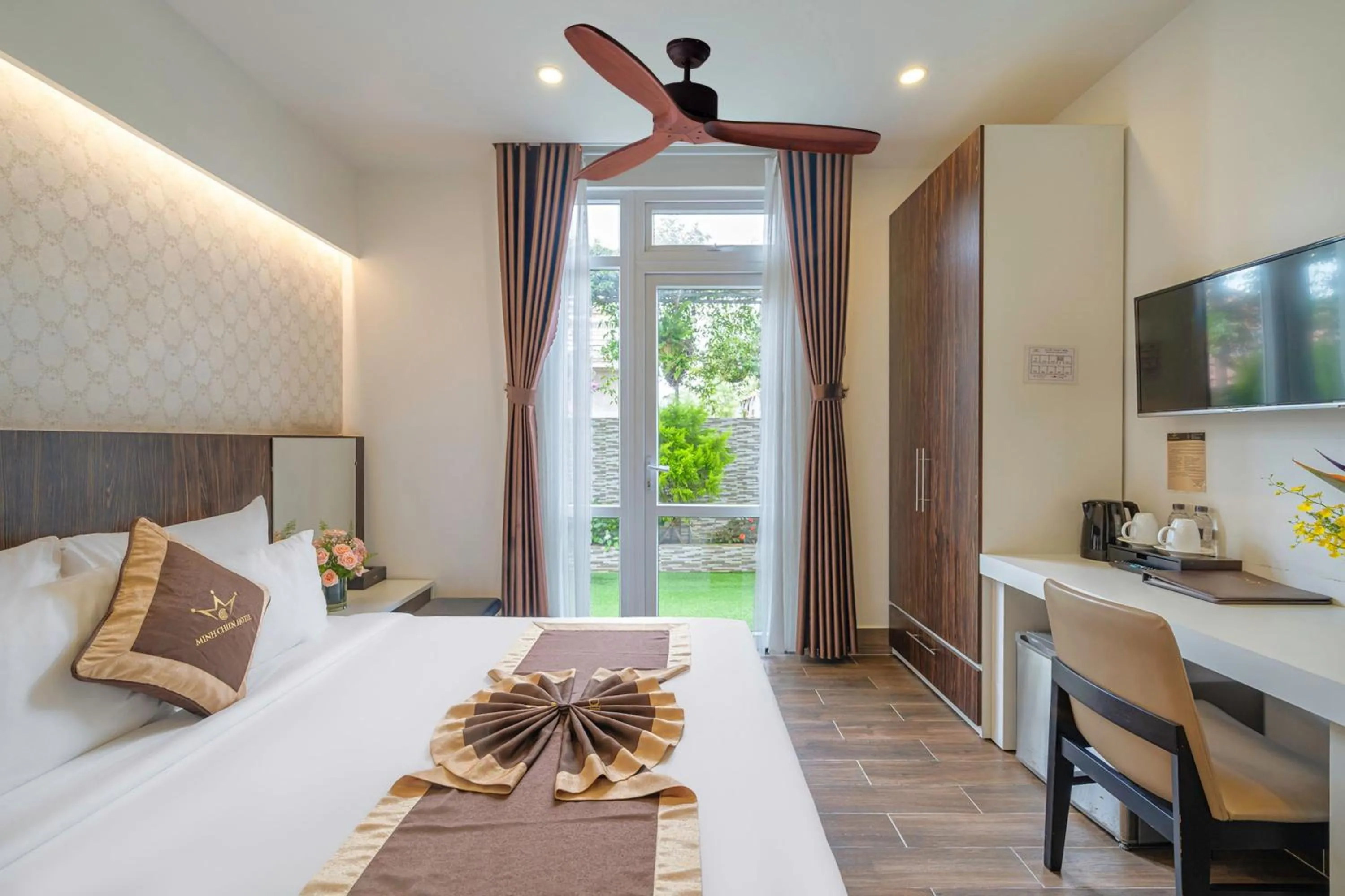 fireplace, Bed in Minh Chien Hotel