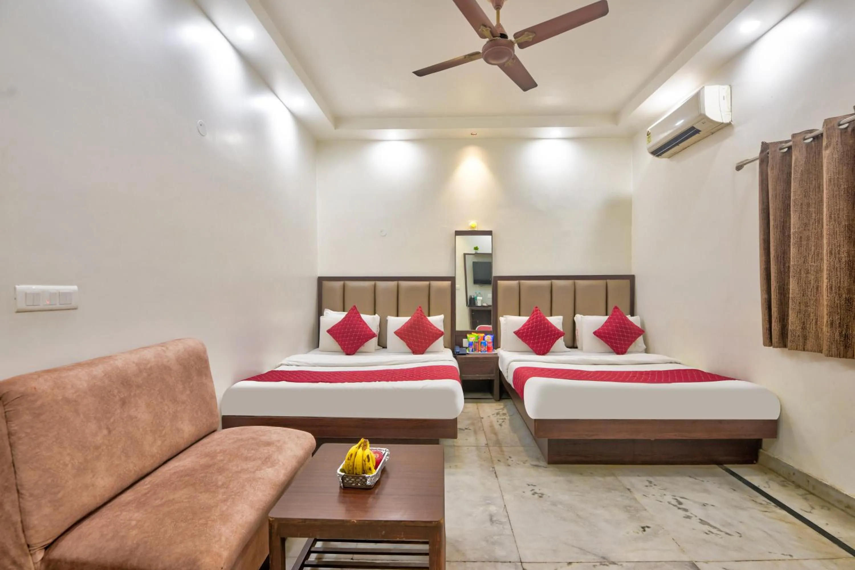 Bedroom, Bed in Hotel Maharani -New Delhi Railway Station - Paharganj