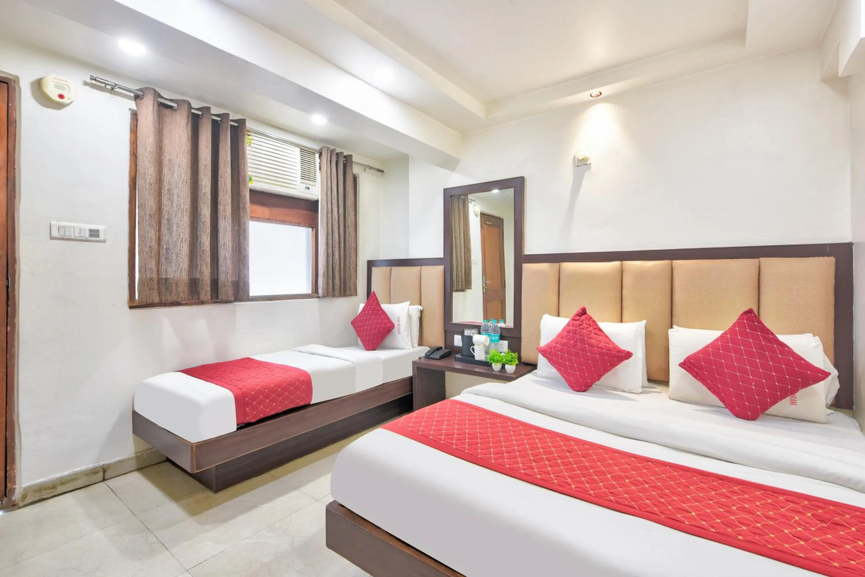 wedding, Bed in Hotel Maharani -New Delhi Railway Station - Paharganj