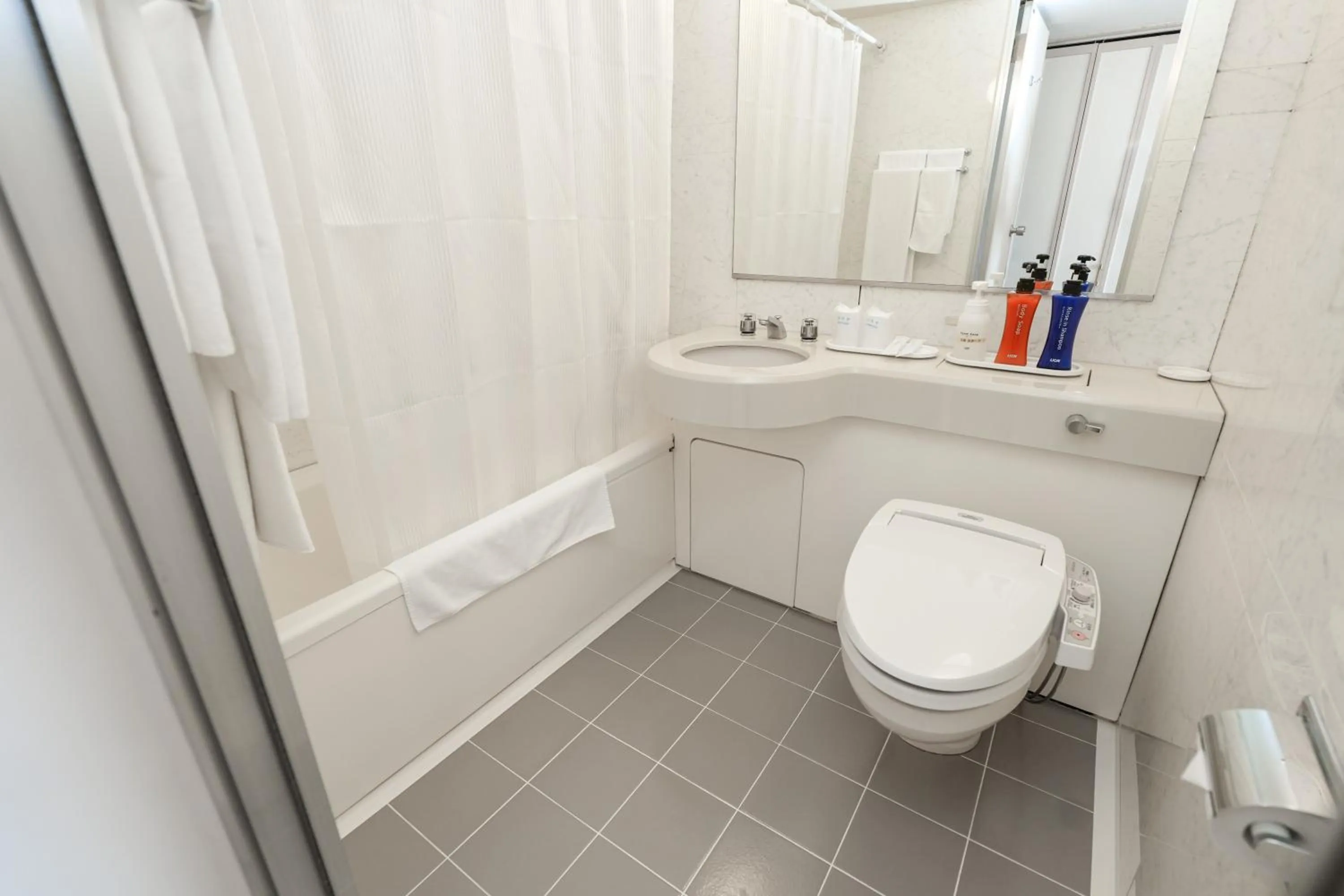 Toilet in Tendo Central Hotel