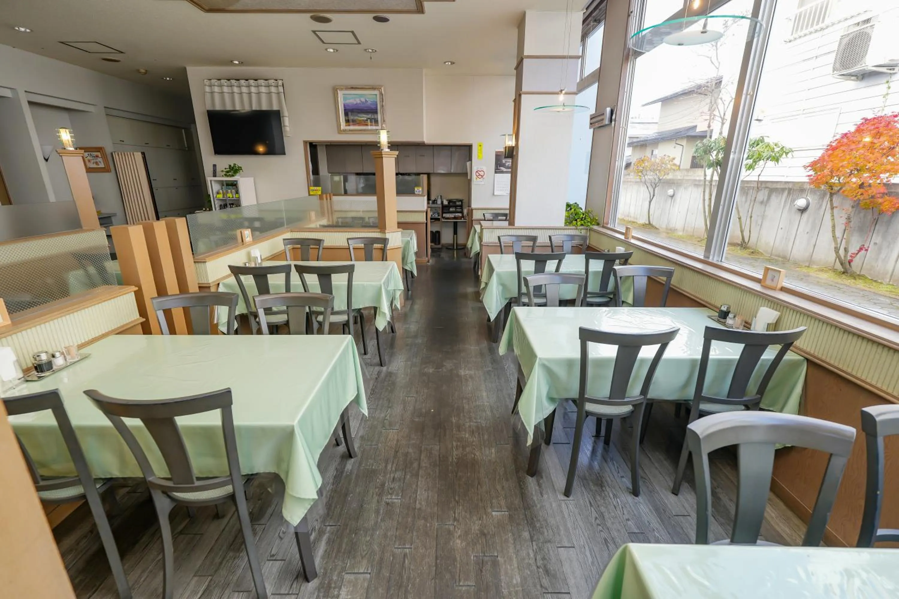 Restaurant/places to eat in Tendo Central Hotel