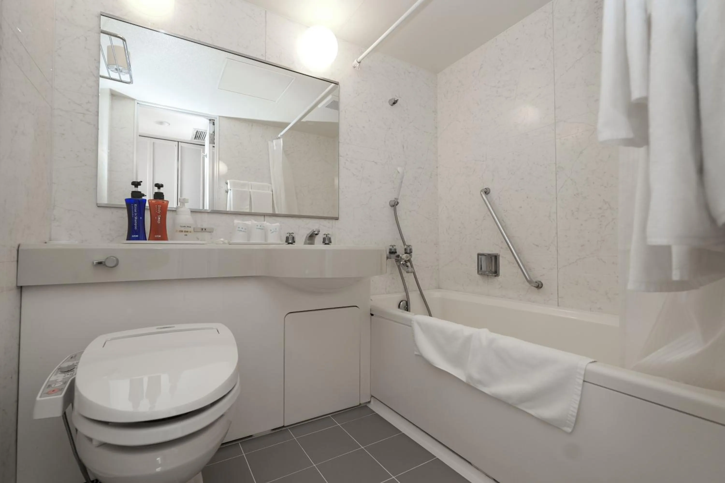 Toilet in Tendo Central Hotel