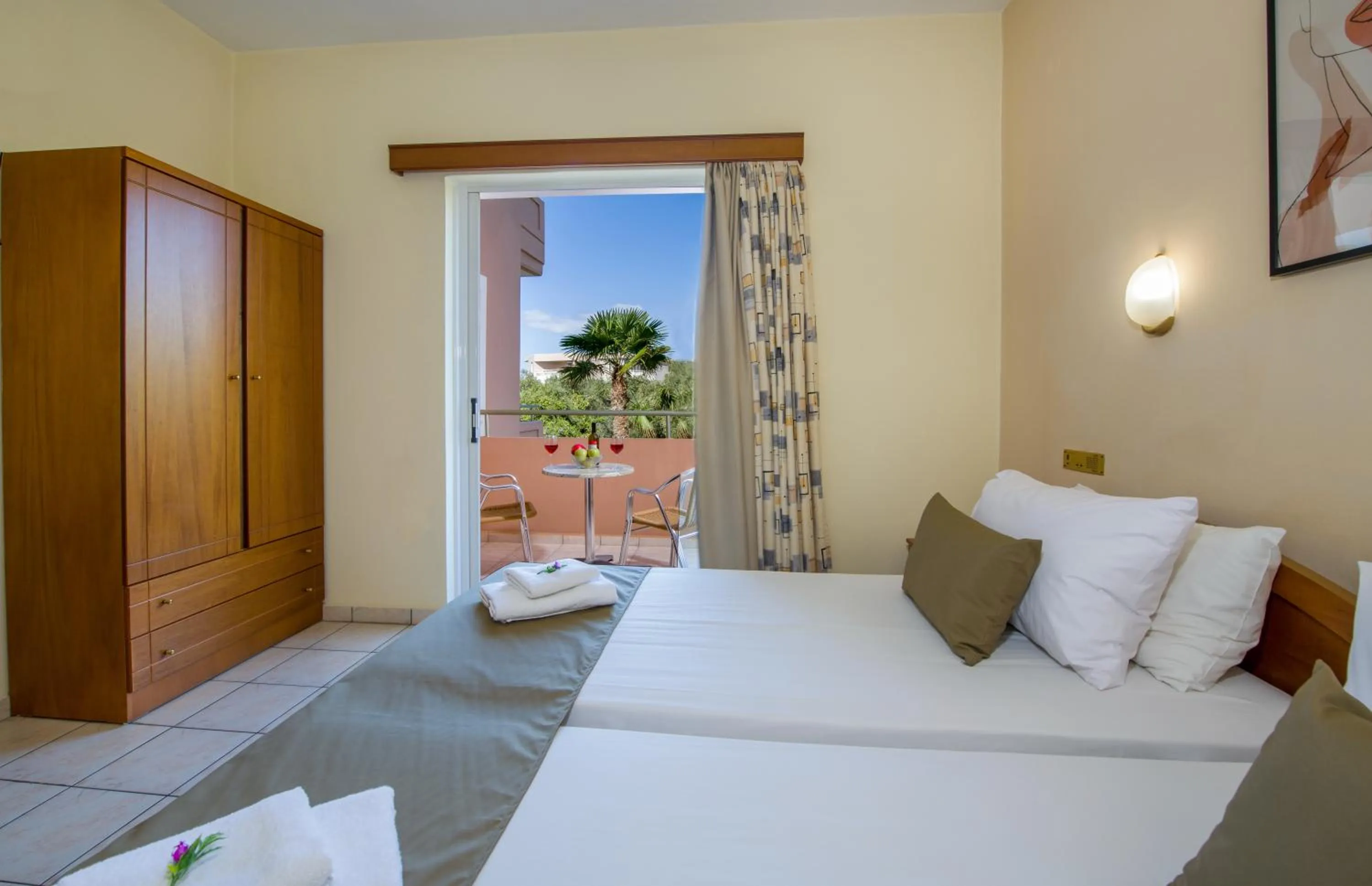 Balcony/Terrace, Bed in Dias Hotel Apartments