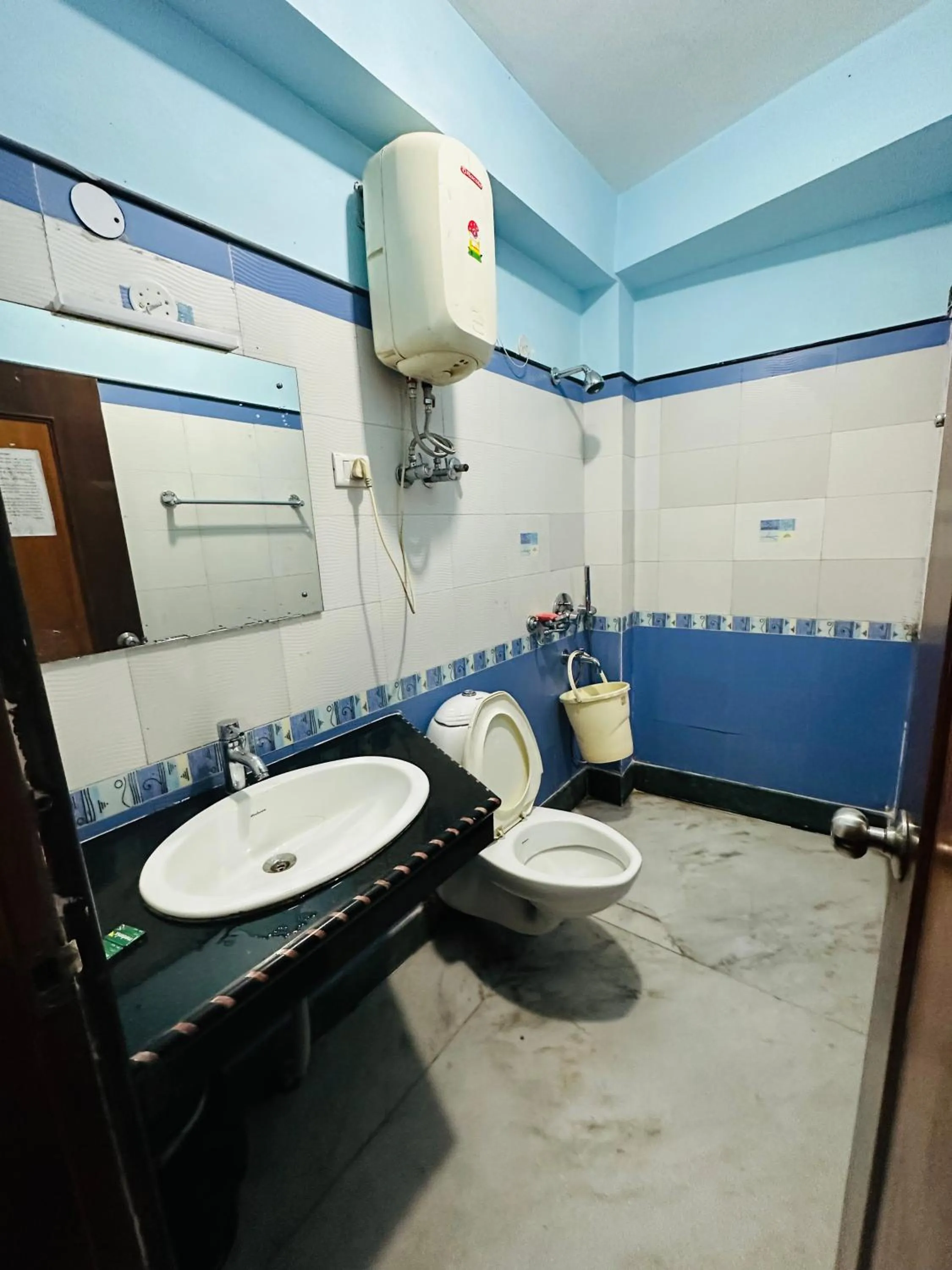 Shower in Hotel Gajraj