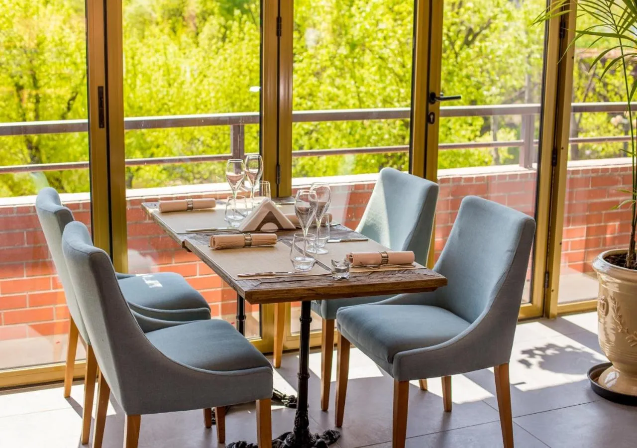 Restaurant/places to eat in Caro Hotel