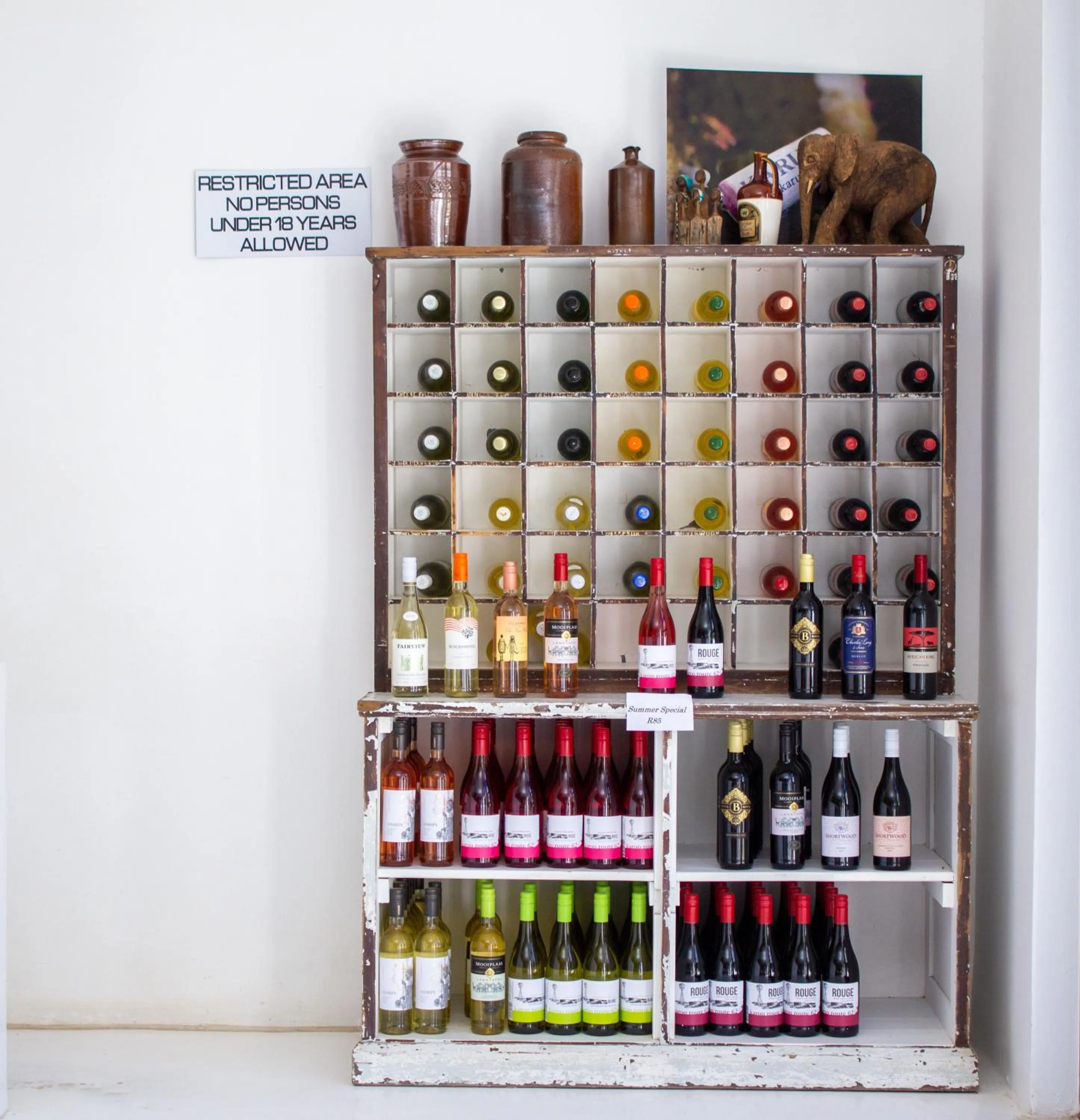 Lounge or bar in Karoo Retreat- Self Catering Villas and Guest House