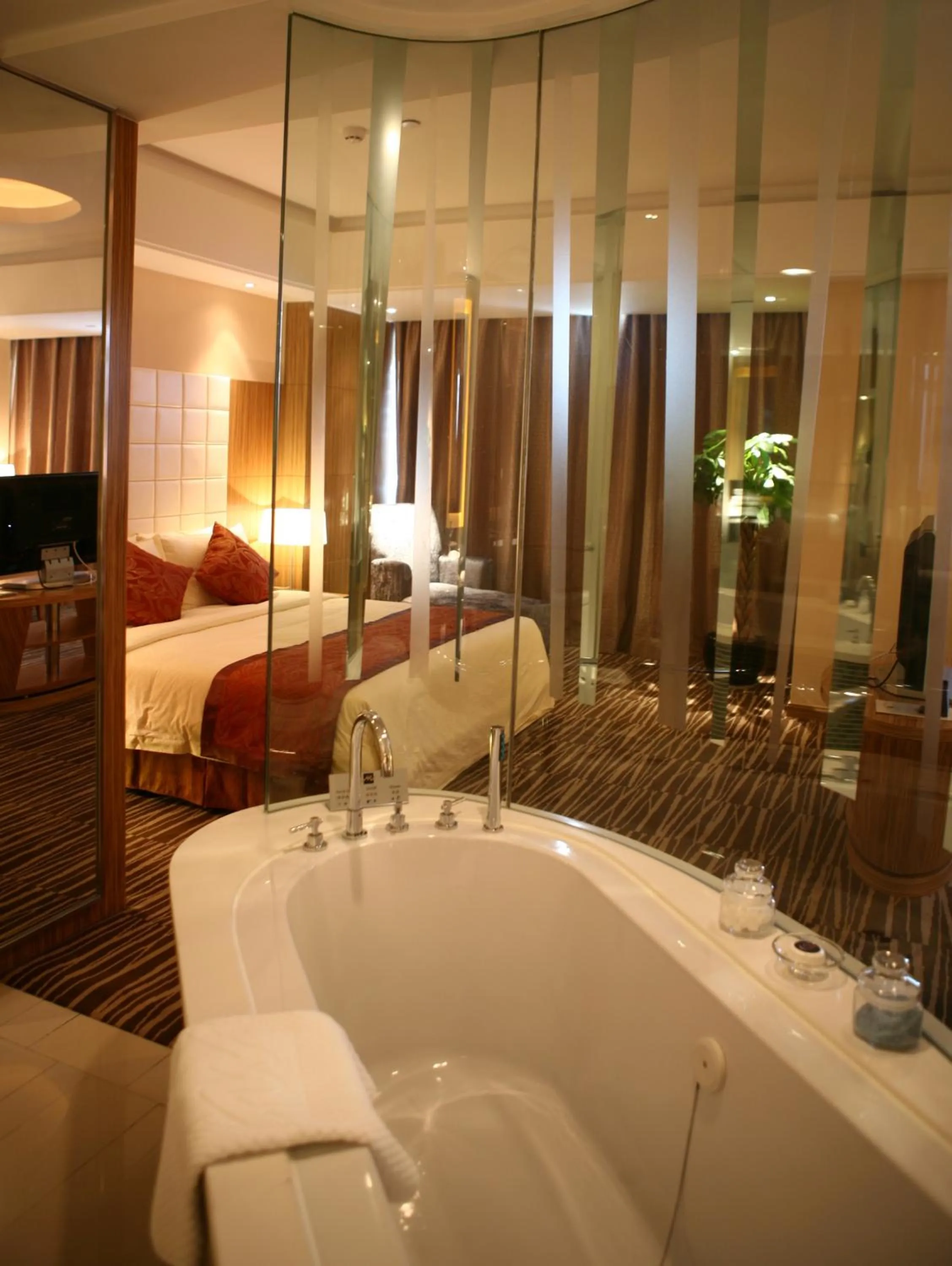 Bed, Bathroom in Grand Metropark Hotel Suzhou