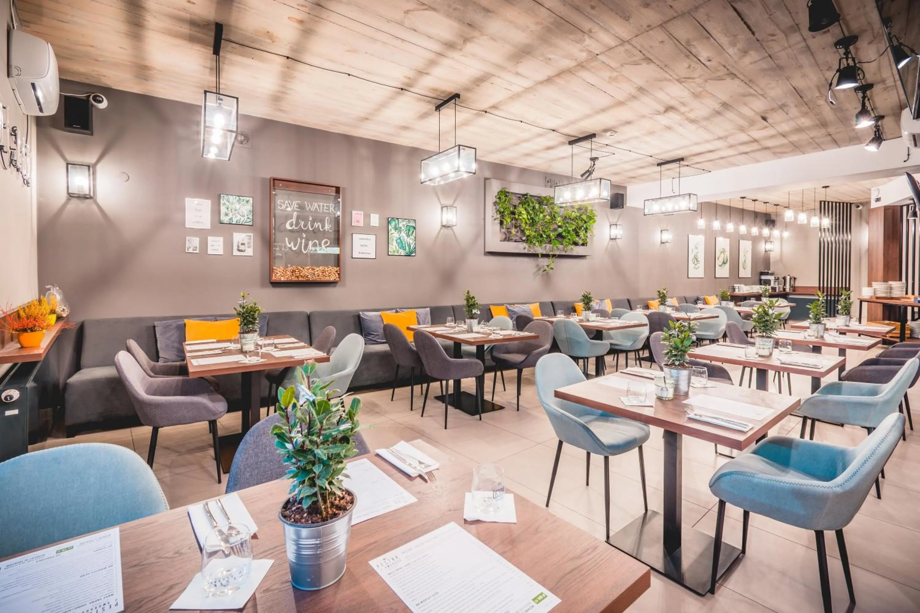 Restaurant/places to eat in Hotel Lavender