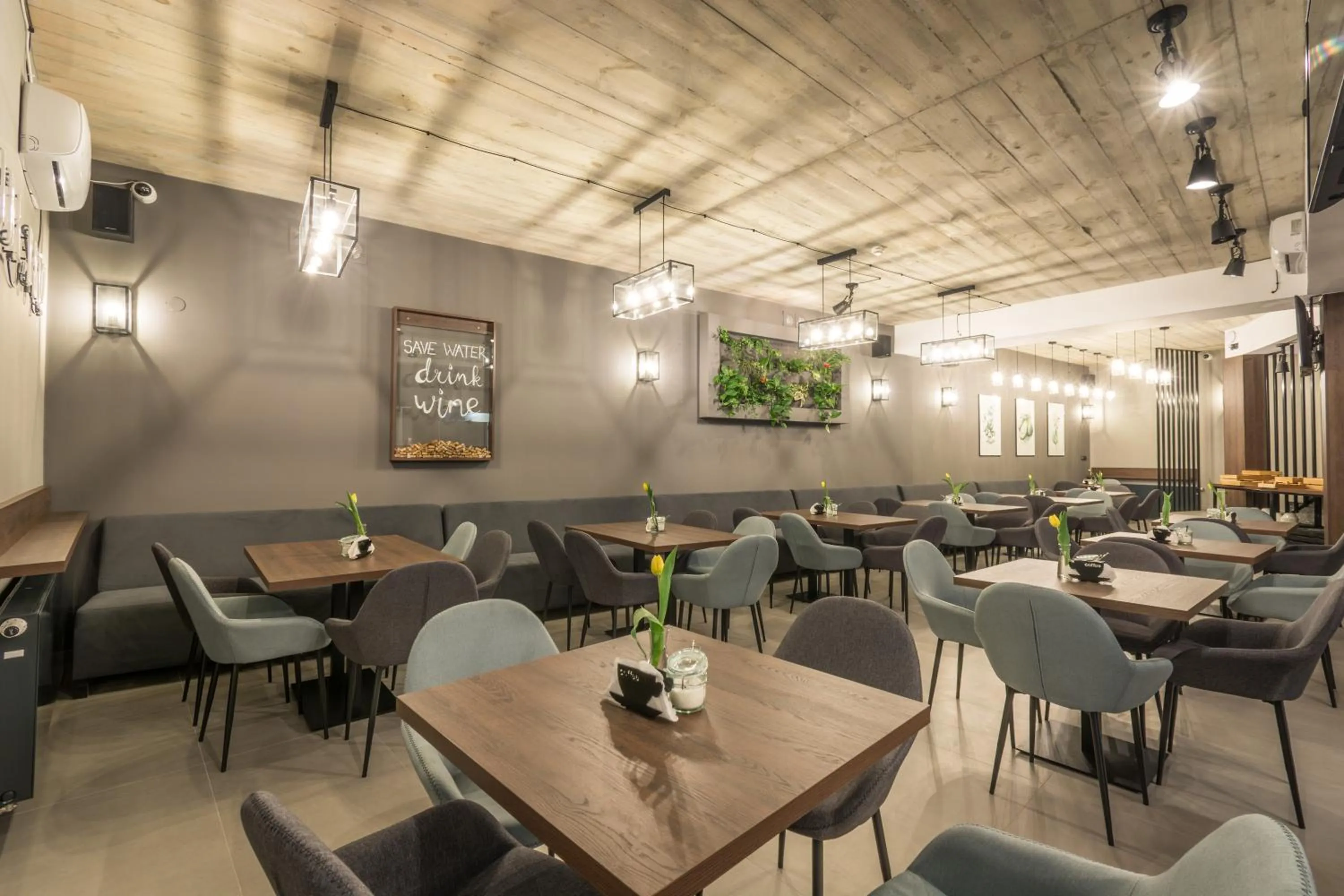 Restaurant/places to eat in Hotel Lavender