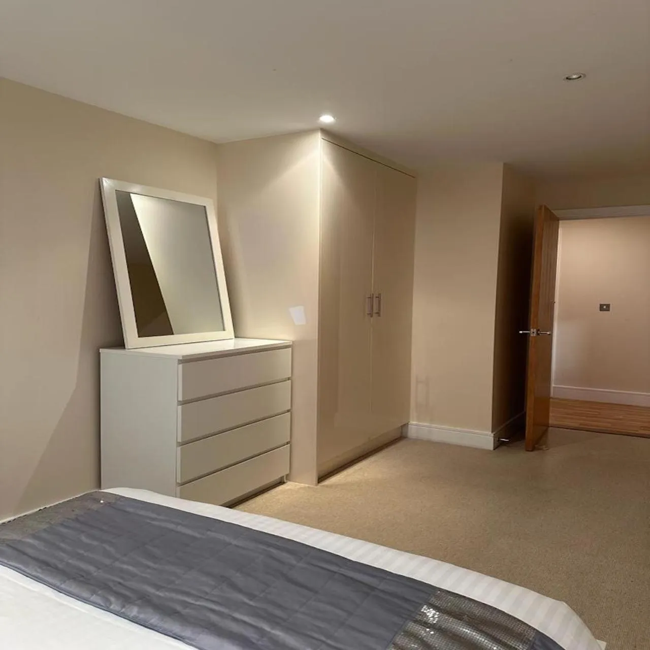 Bed in Canary Wharf - Luxury Apartments