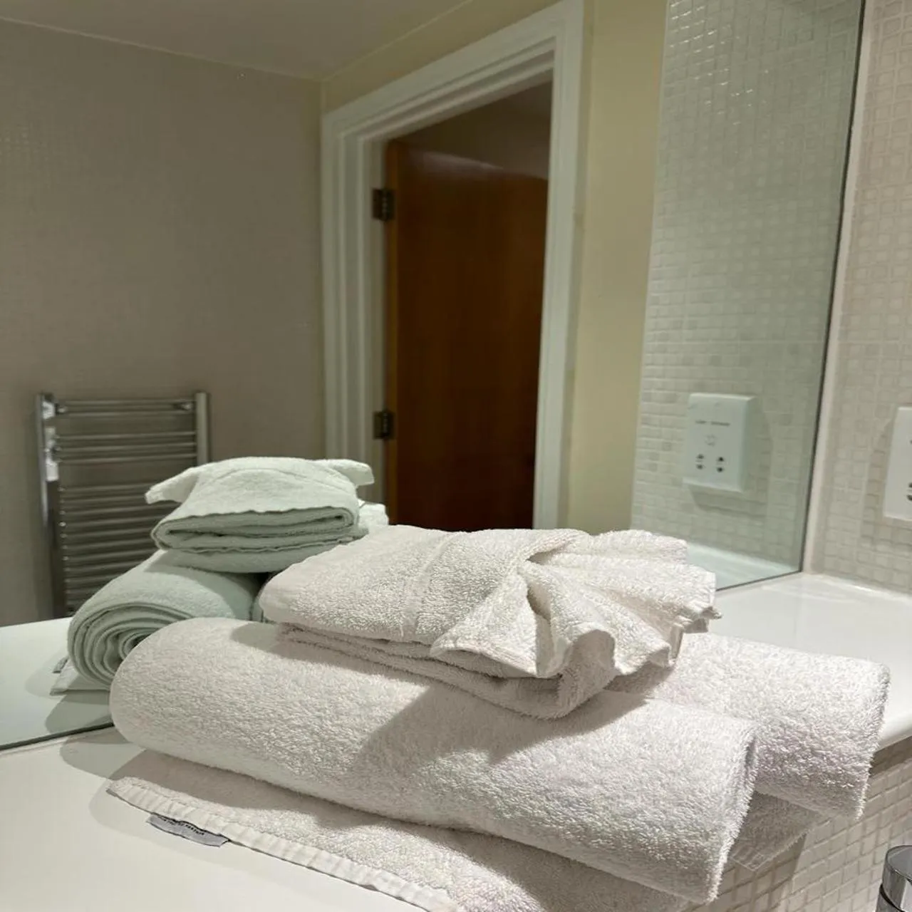 towels, Bed in Canary Wharf - Luxury Apartments