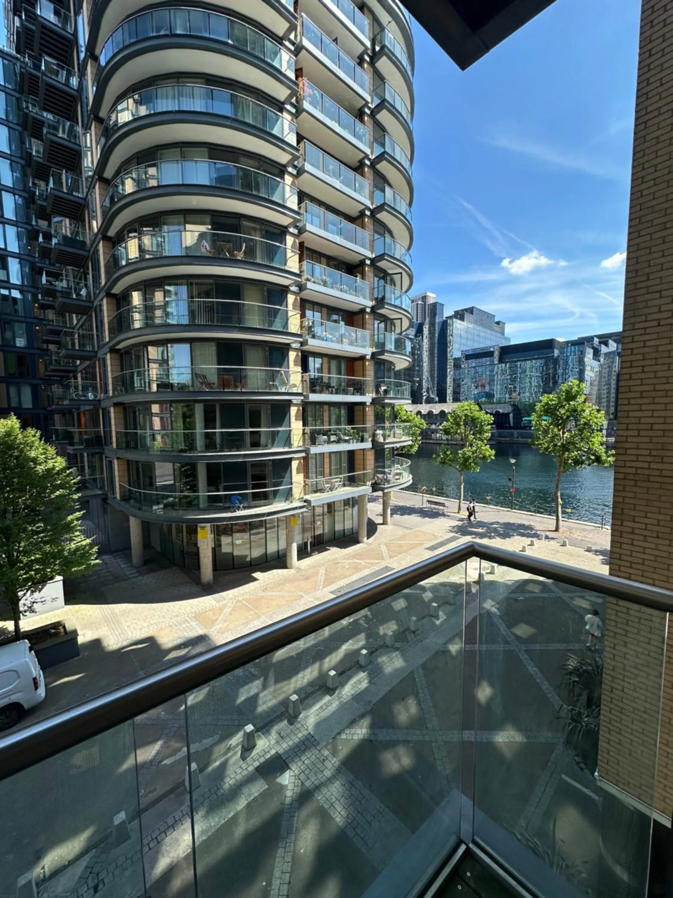Day in Canary Wharf - Luxury Apartments