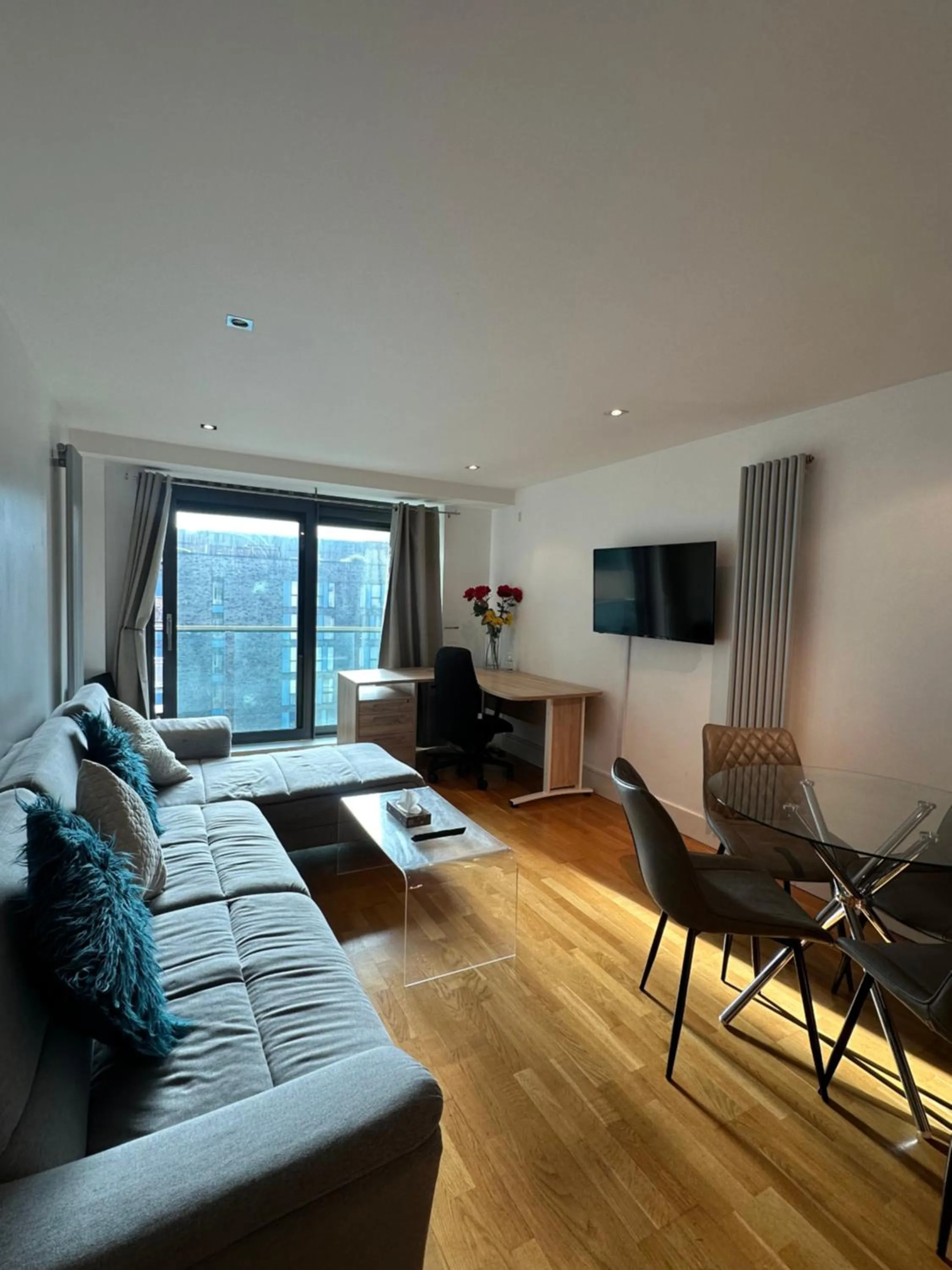 Communal lounge/ TV room in Canary Wharf - Luxury Apartments