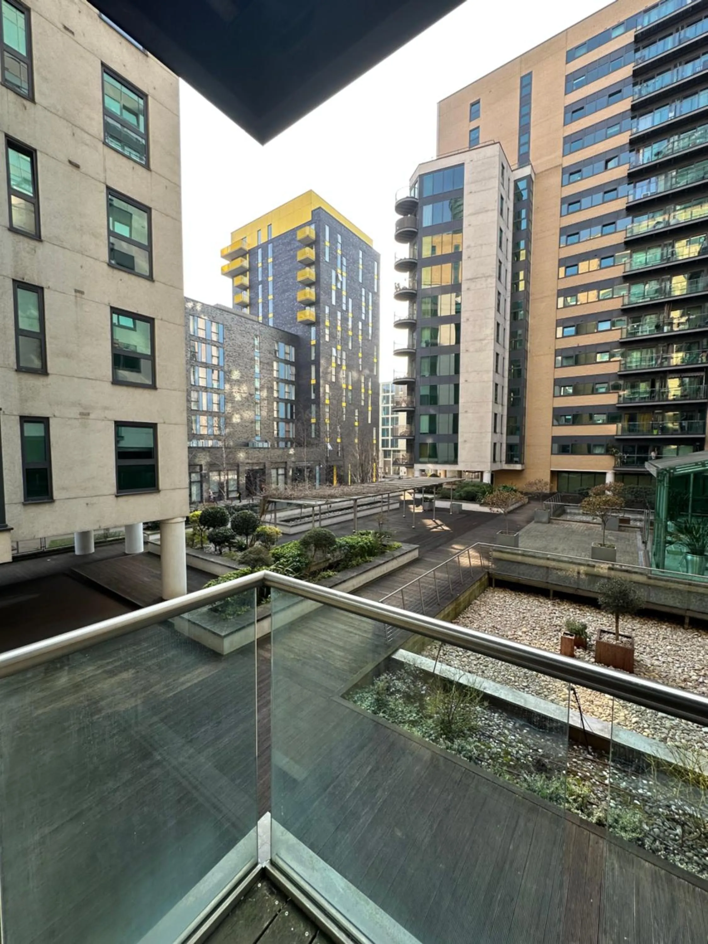 Property building in Canary Wharf - Luxury Apartments
