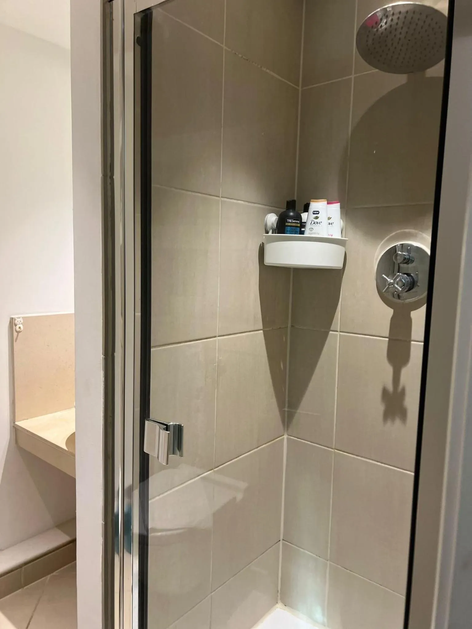 Shower in Canary Wharf - Luxury Apartments