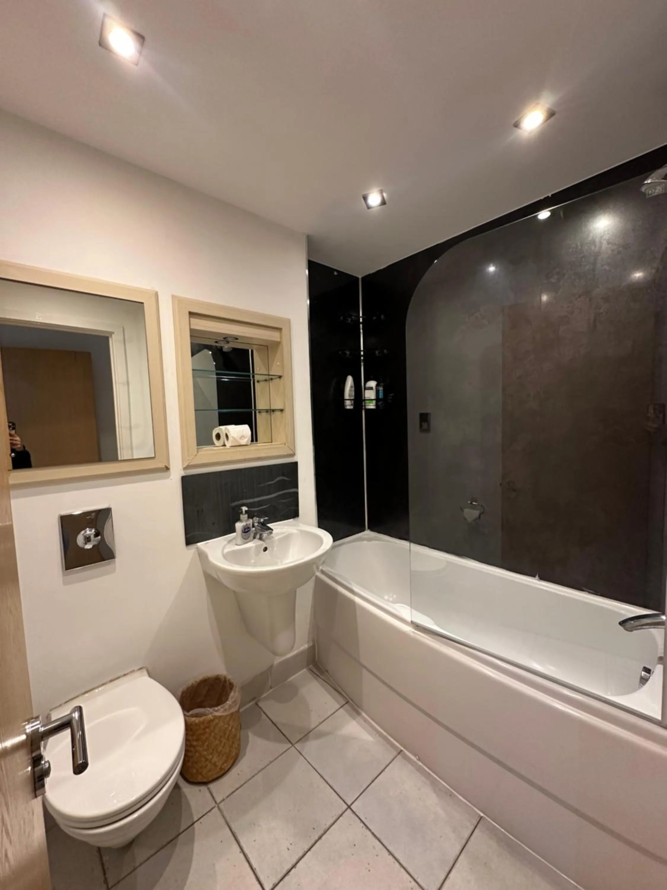 Toilet in Canary Wharf - Luxury Apartments