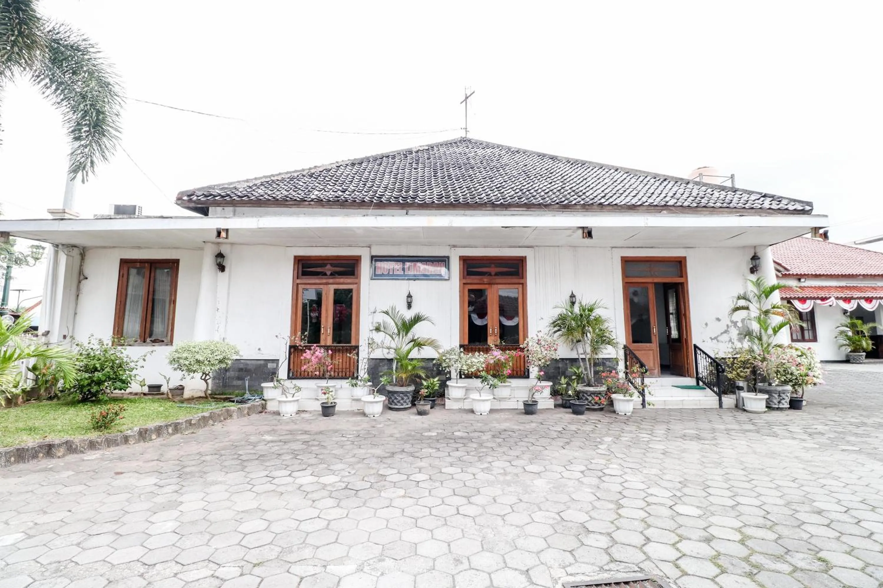 Property building in Hotel Limaran 1