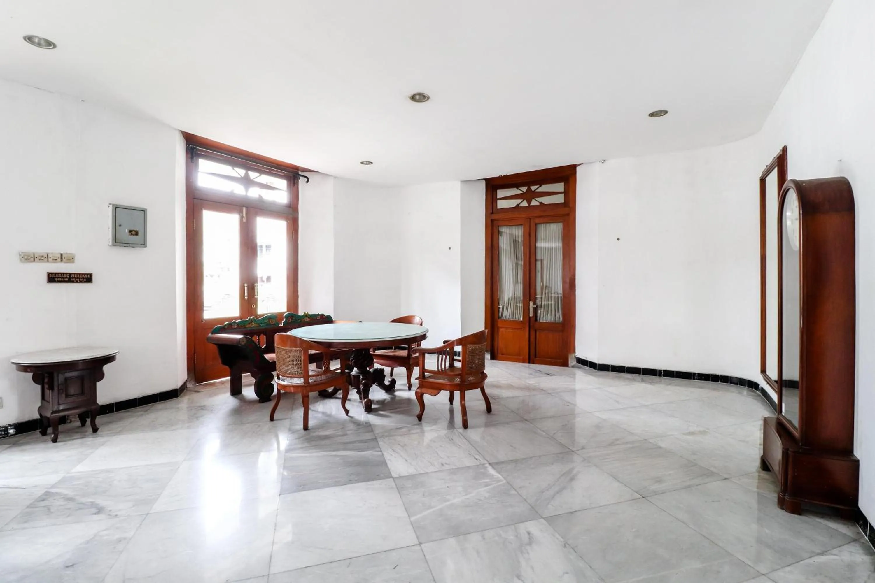 Seating area in Hotel Limaran 1