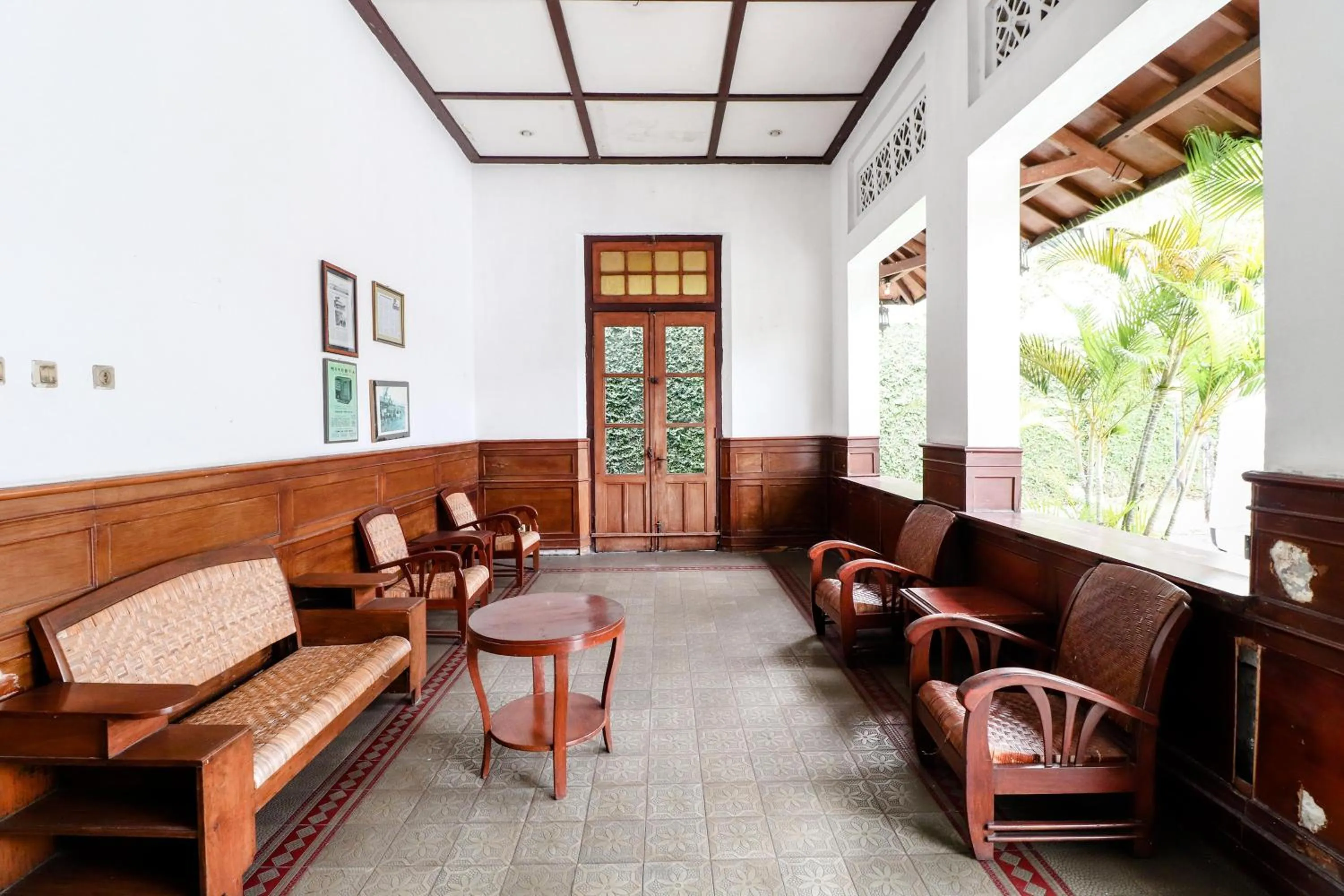Seating area in Hotel Limaran 1
