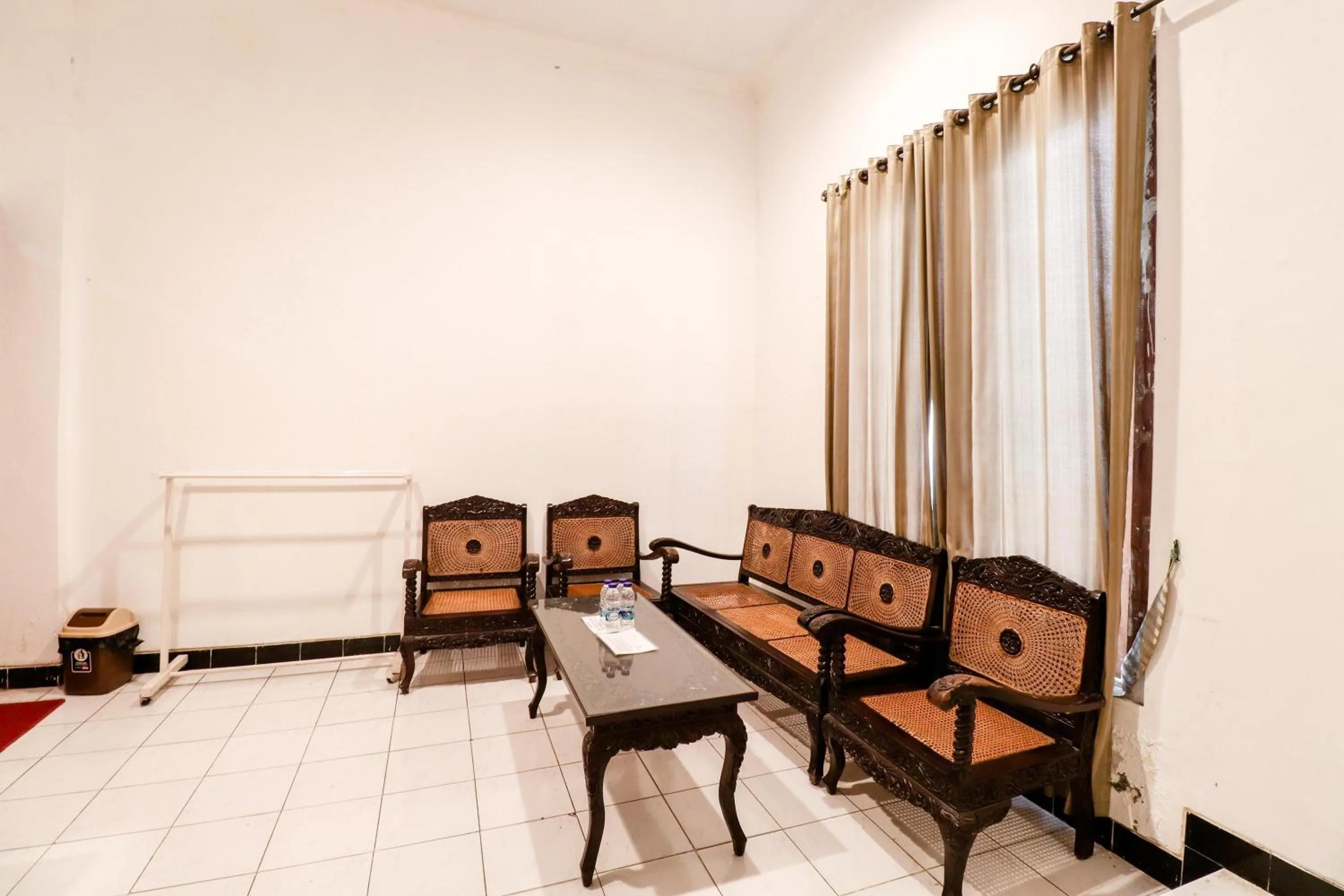 Seating area in Hotel Limaran 1