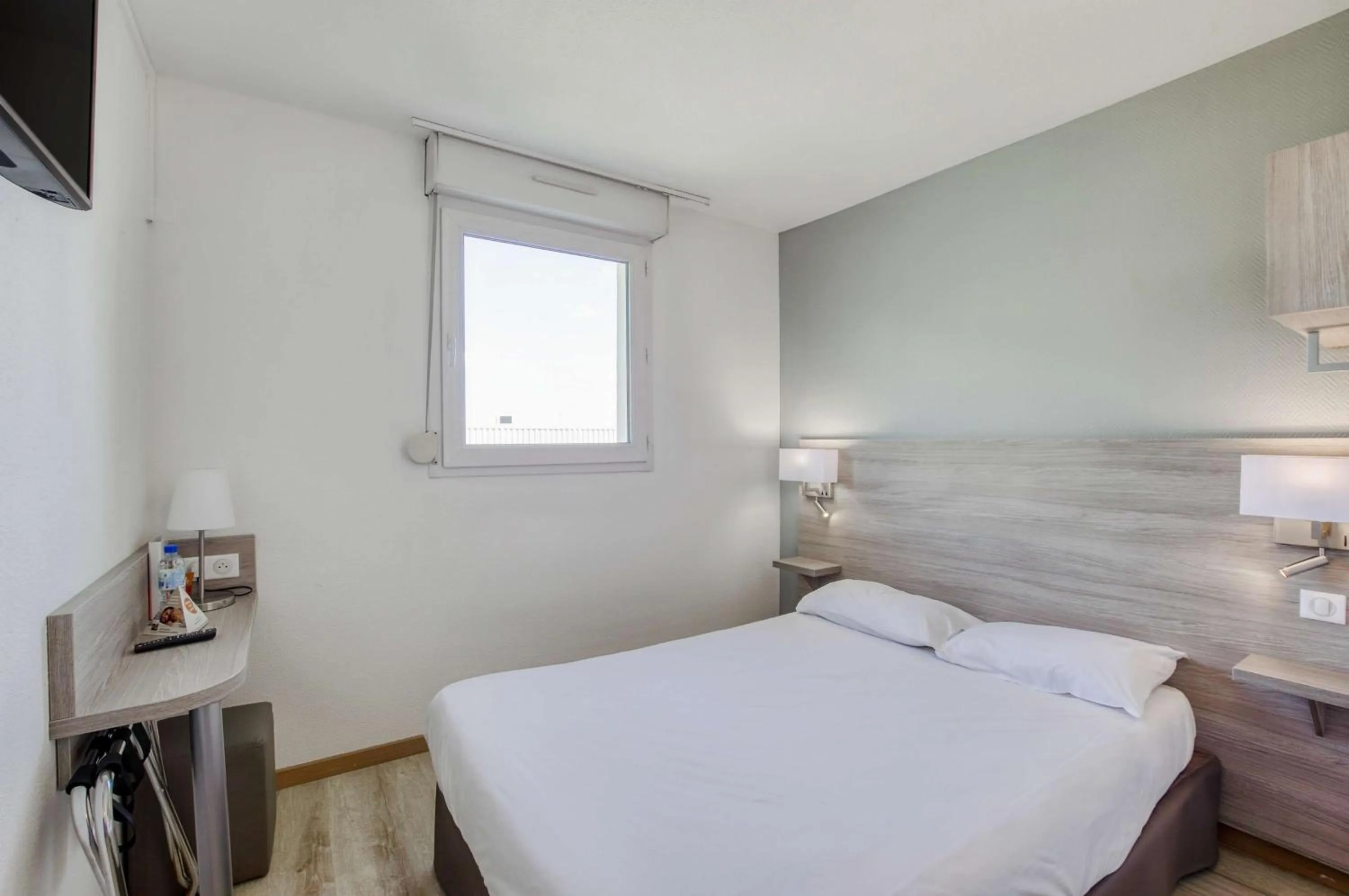 Bedroom, Bed in Brit Hotel Clermont-lʼHérault