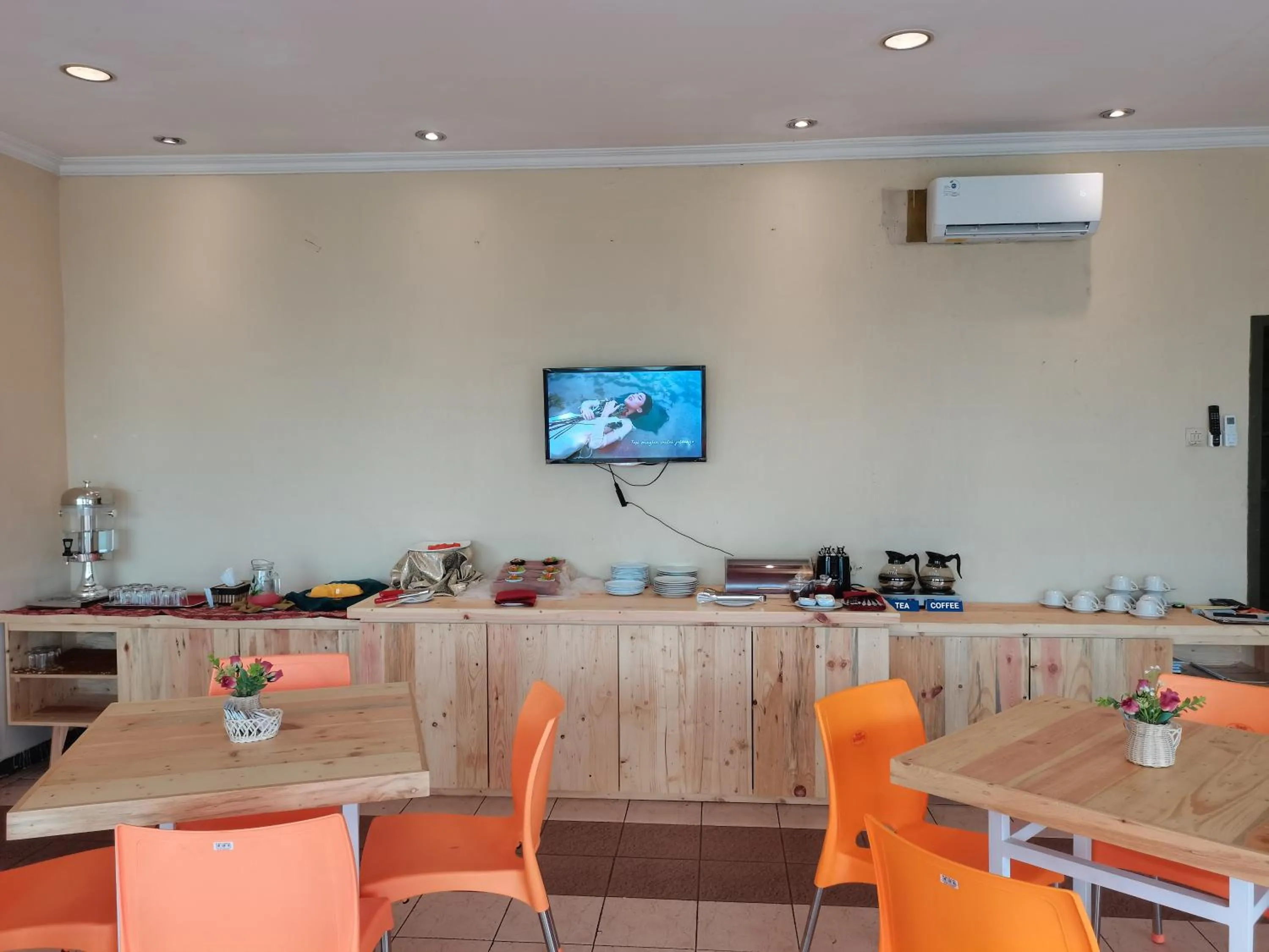 Restaurant/places to eat in Hotel Catur Putra