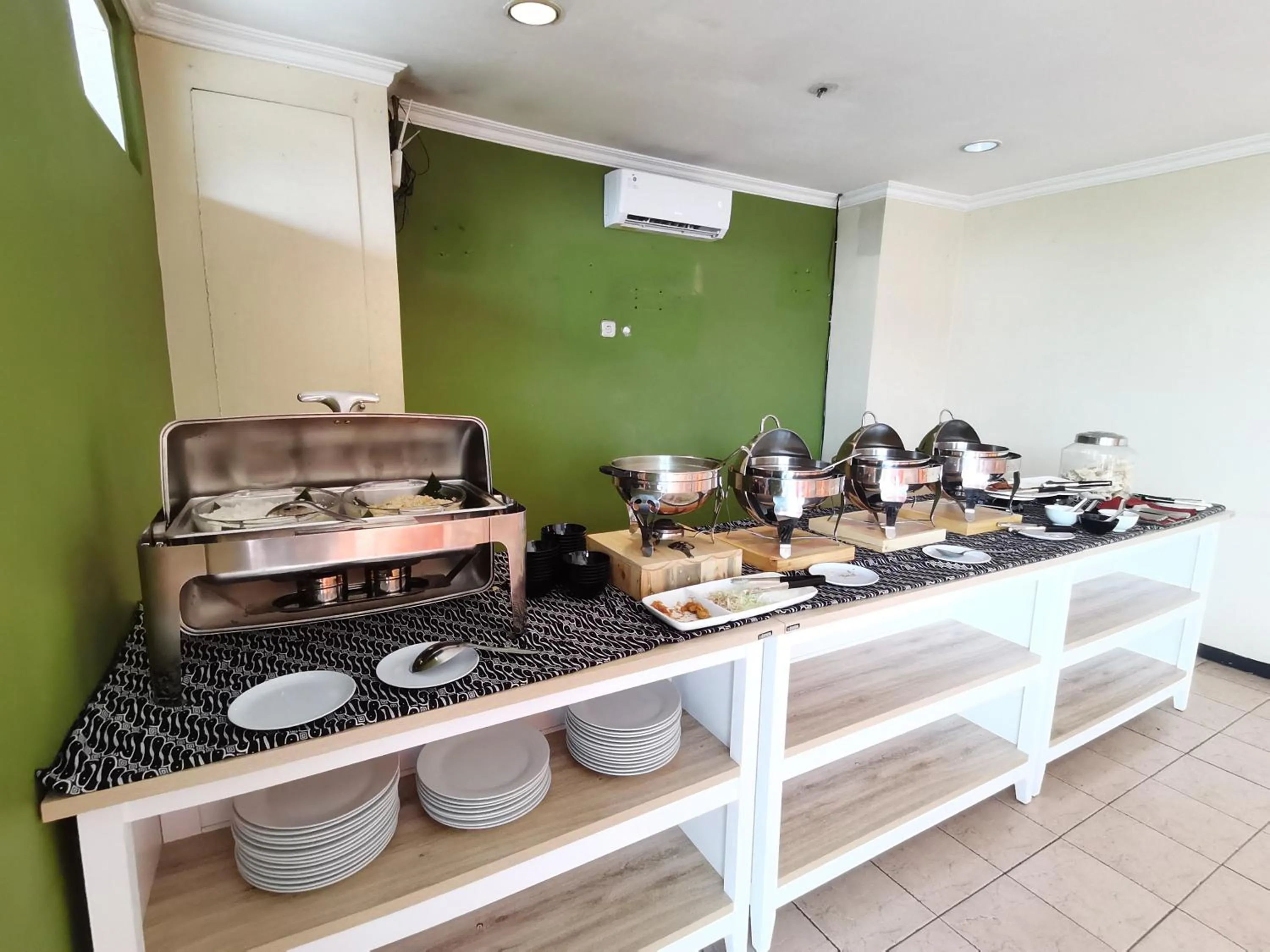 Restaurant/places to eat in Hotel Catur Putra